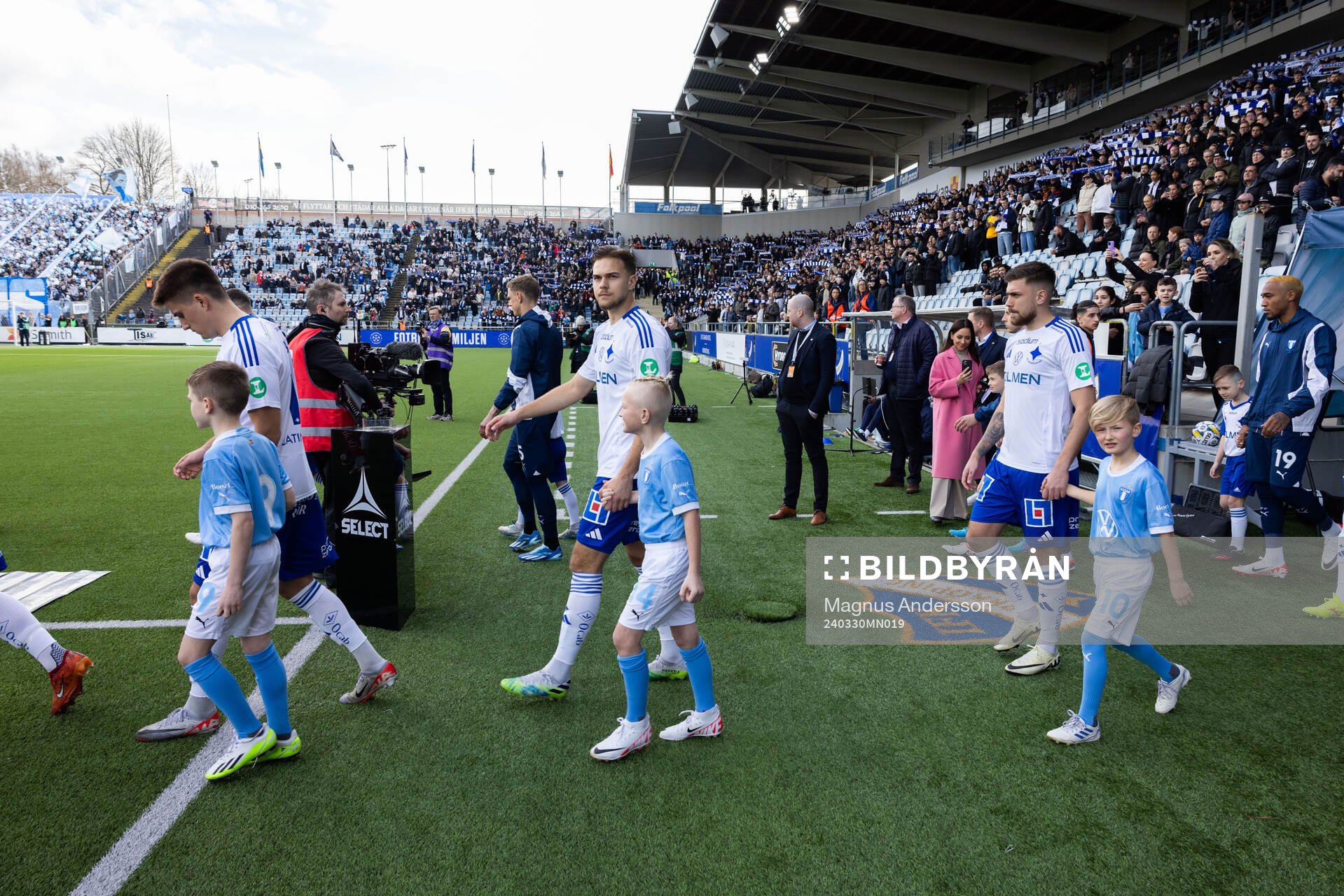 IFK Norrköpings spelare gör entré
