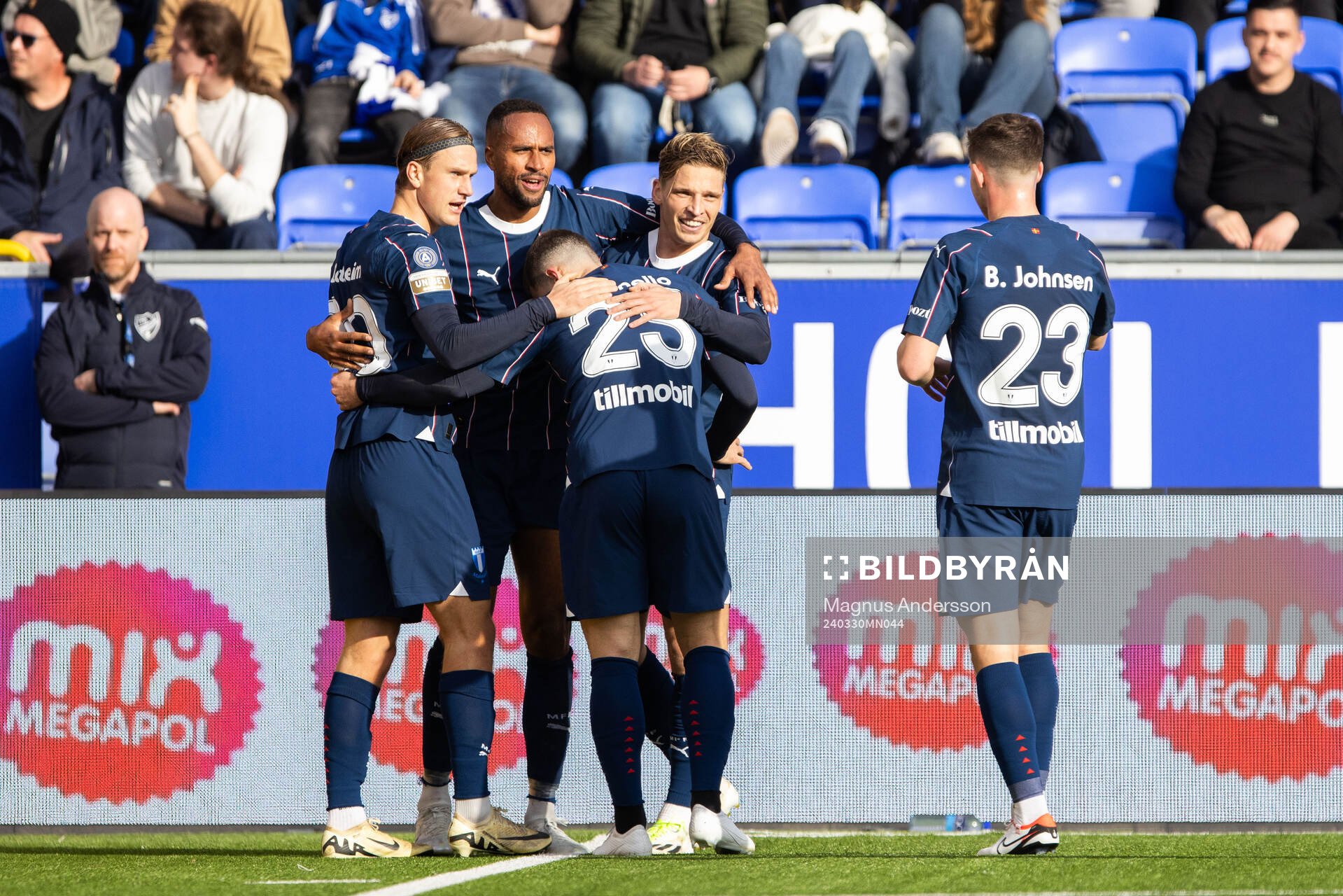 Malmö FFs Erik Botheim jublar med lagkamrater efter 0-2 under fotbollsmatchen i Allsvenskan mellan IFK Norrköping och Malmö FF den 30 mars 2024 i Norrköping.