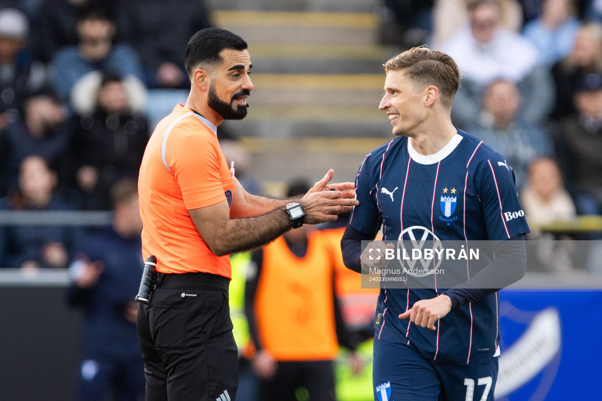 Domare Mohammed Al-Hakim och Malmö FFs Jens Stryger Larsen