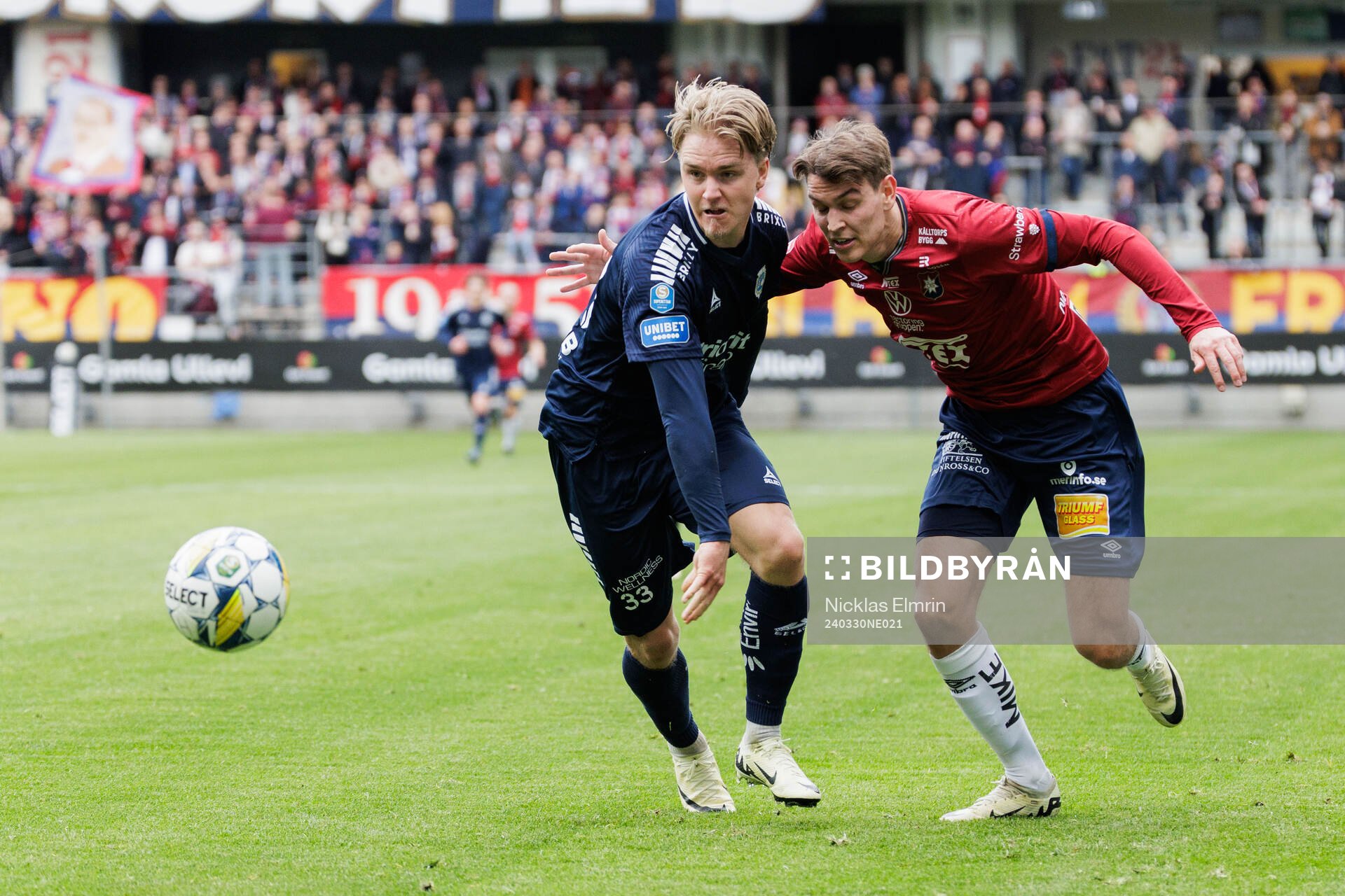 Utsiktens Sebastian Lagerlund och Örgrytes Noah Christoffersson under fotbollsmatchen i Superettan mellan Örgryte och Utsikten den 30 mars 2024 i Göteborg.