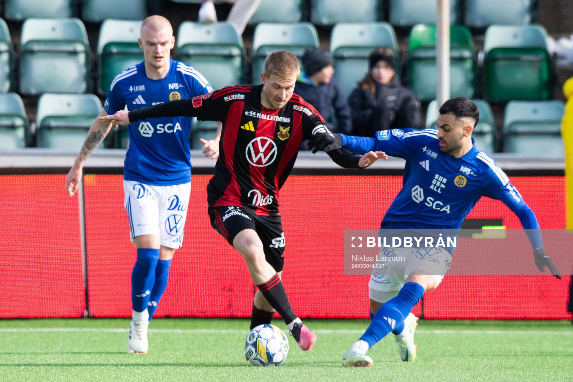 GIF Sundsvalls Lucas Forsberg och Marc Manchon mot
