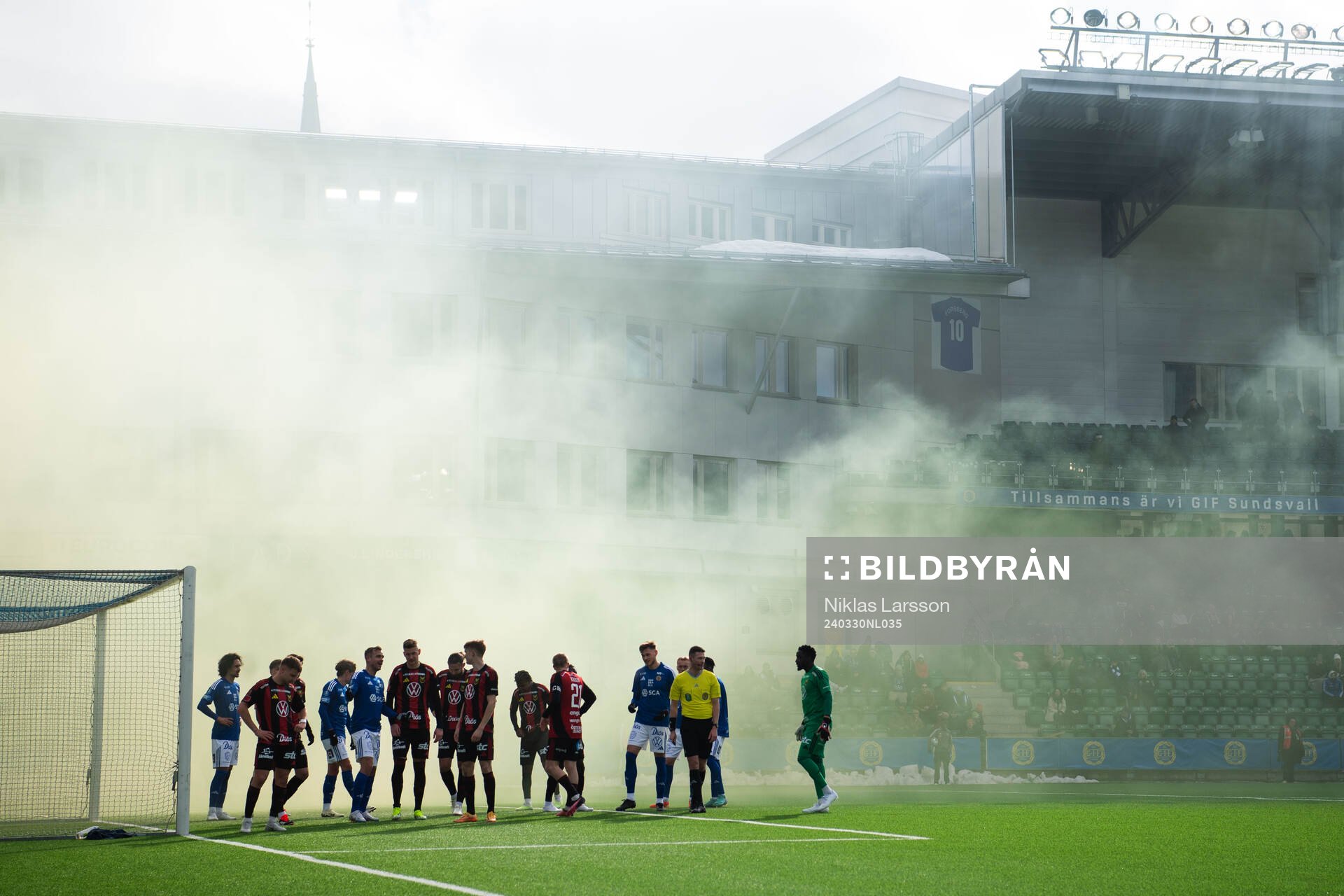 Matchen avbruten på grund av rök orsakad av  pyroteknik under fotbollsmatchen i Superettan mellan GIF Sundsvall och Östersund den 30 mars 2024 i Sundsvall. 