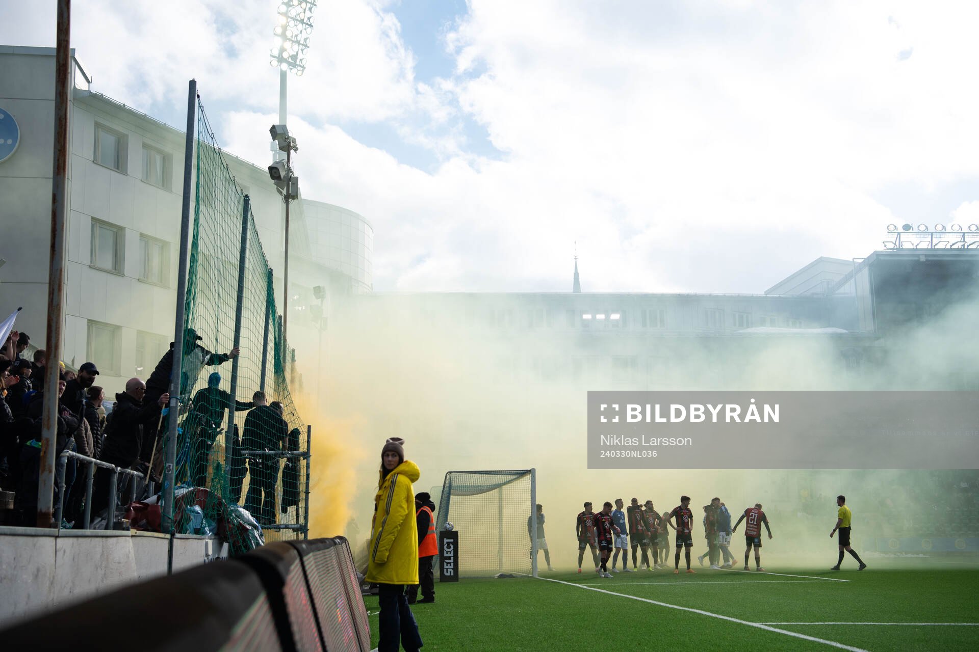 Matchen avbruten på grund av rök orsakad av  pyroteknik