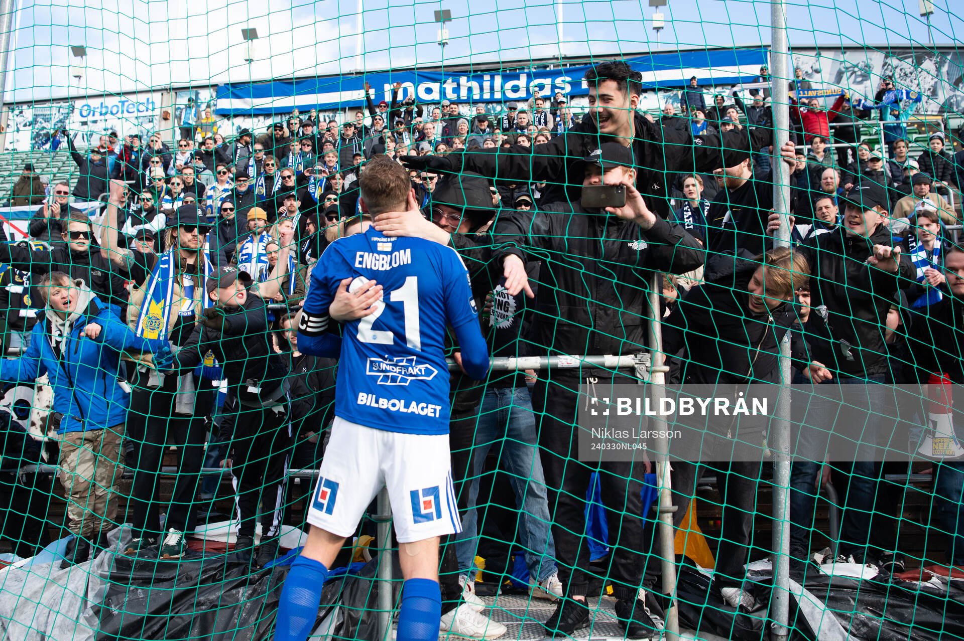GIF Sundsvalls Pontus Engblom jublar med supportrar