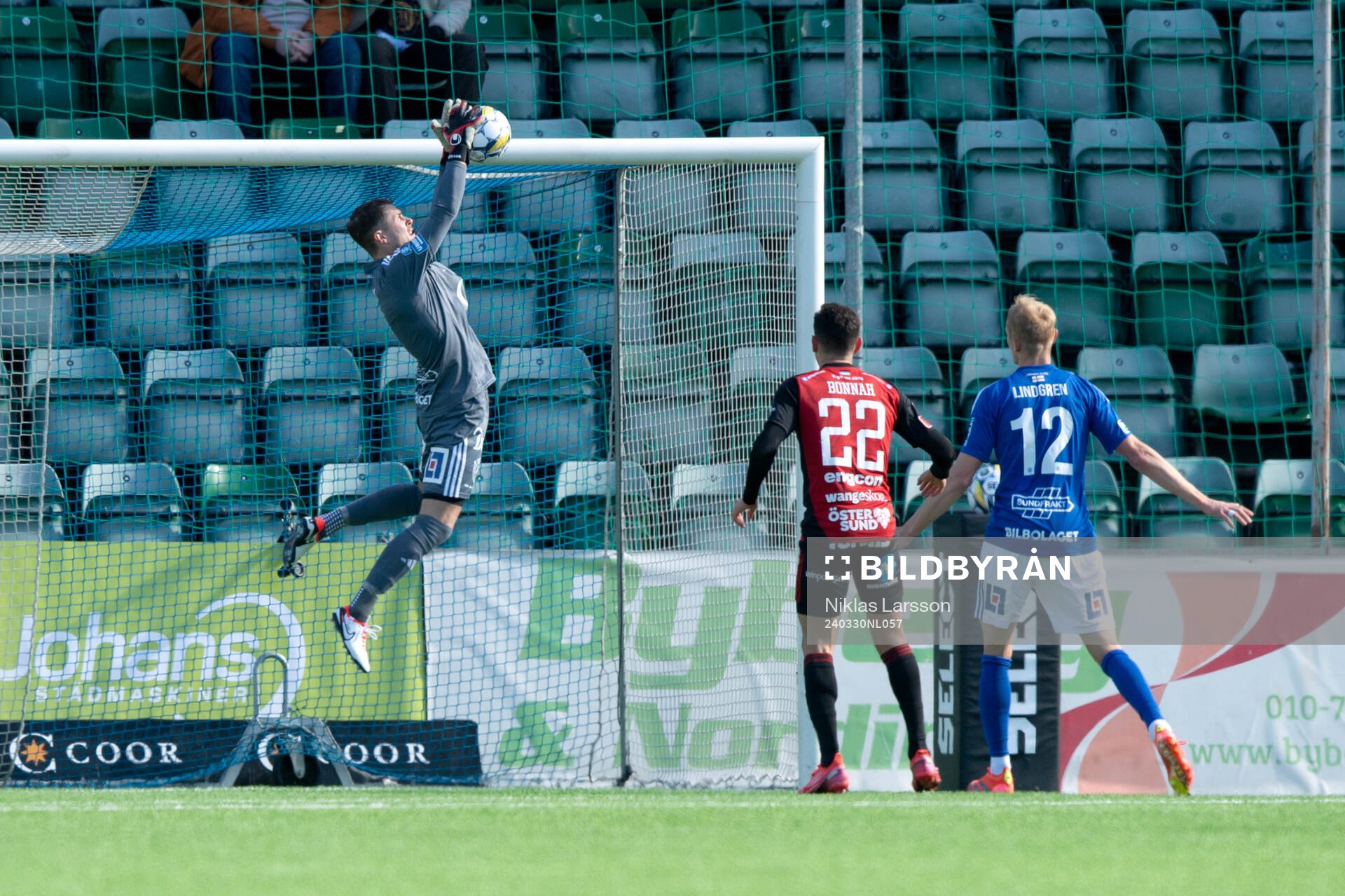 GIF Sundsvalls målvakt Jonas Olsson räddar