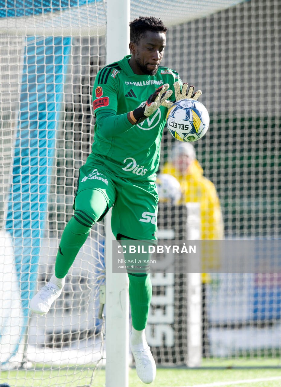 Östersunds målvakt Arnold Otieno