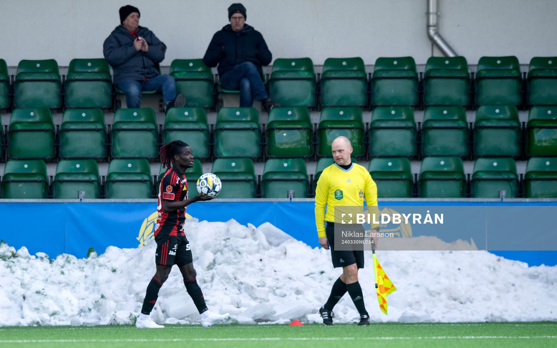 Östersunds Yannick Armel Assiedou Adjoumani med snö i