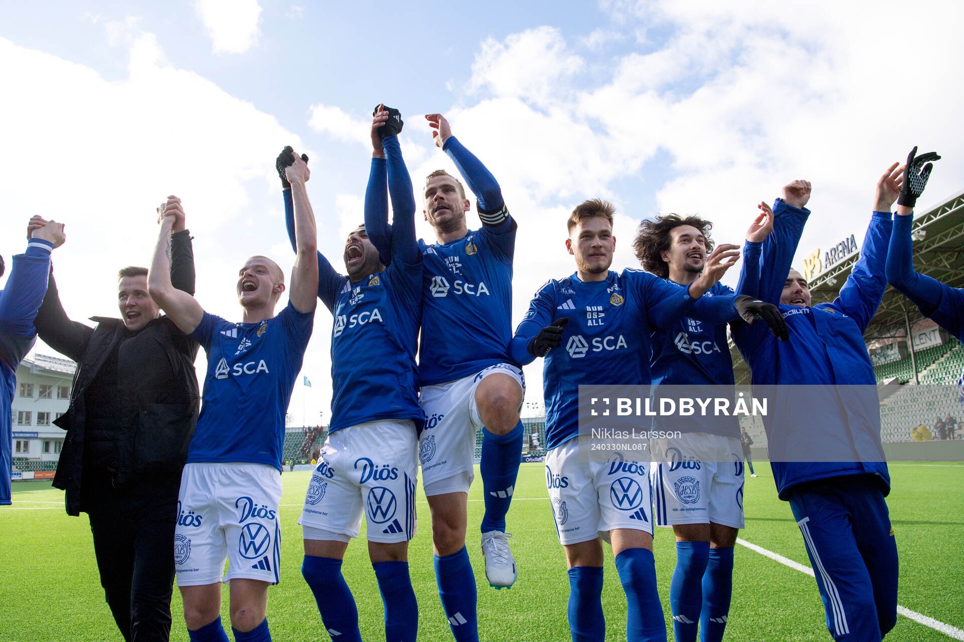 GIF Sundsvalls Pontus Engblom och övriga spelare jublar efter fotbollsmatchen i Superettan mellan GIF Sundsvall och Östersund den 30 mars 2024 i Sundsvall.