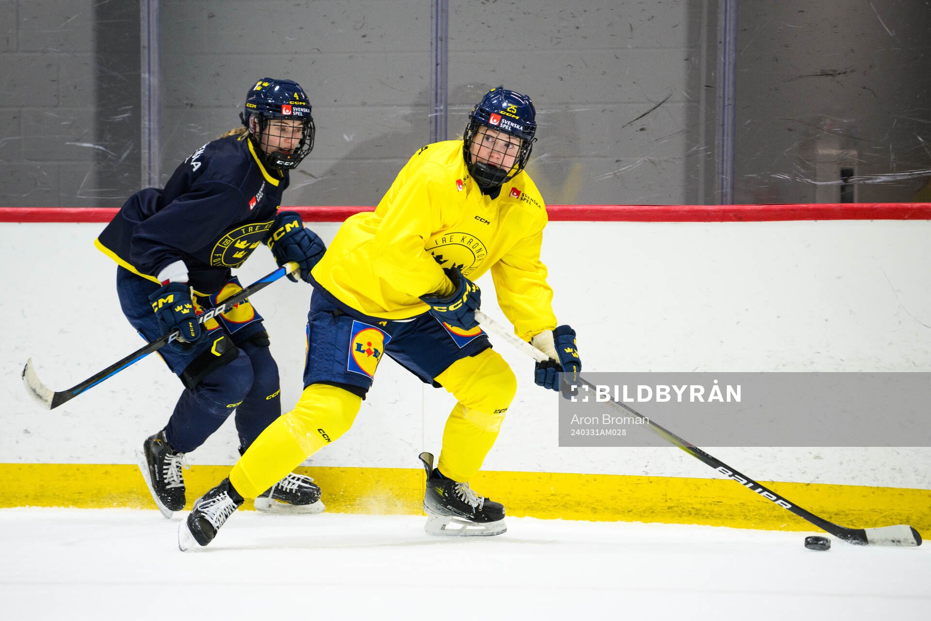 Linnéa Andersson and Lina Ljungblom of Sweden at a