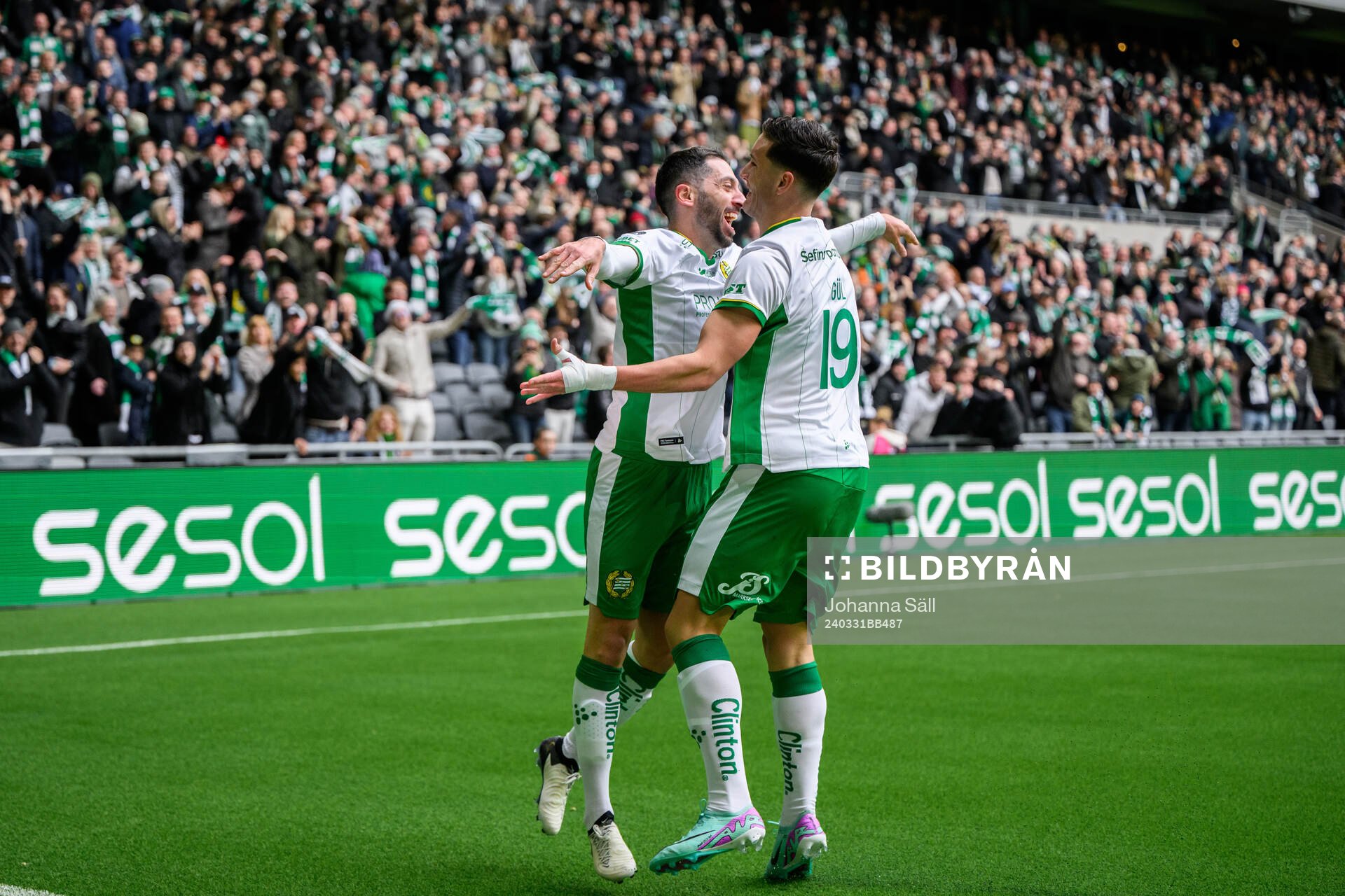 Hammarbys Nahir Besara och Deniz Gul jublar