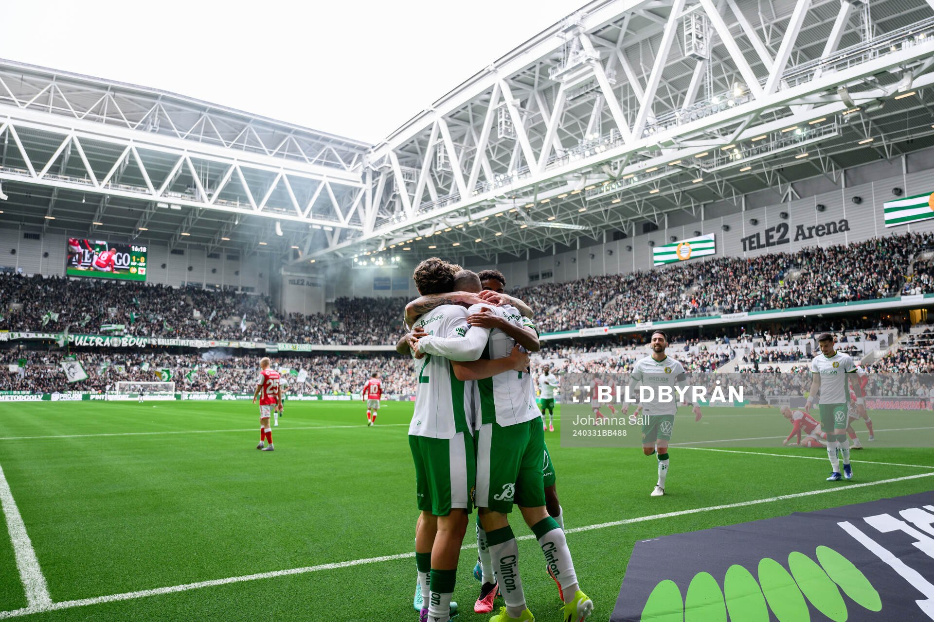 Hammarbys Oscar Johansson Schellhas jublar med lagkamrater
