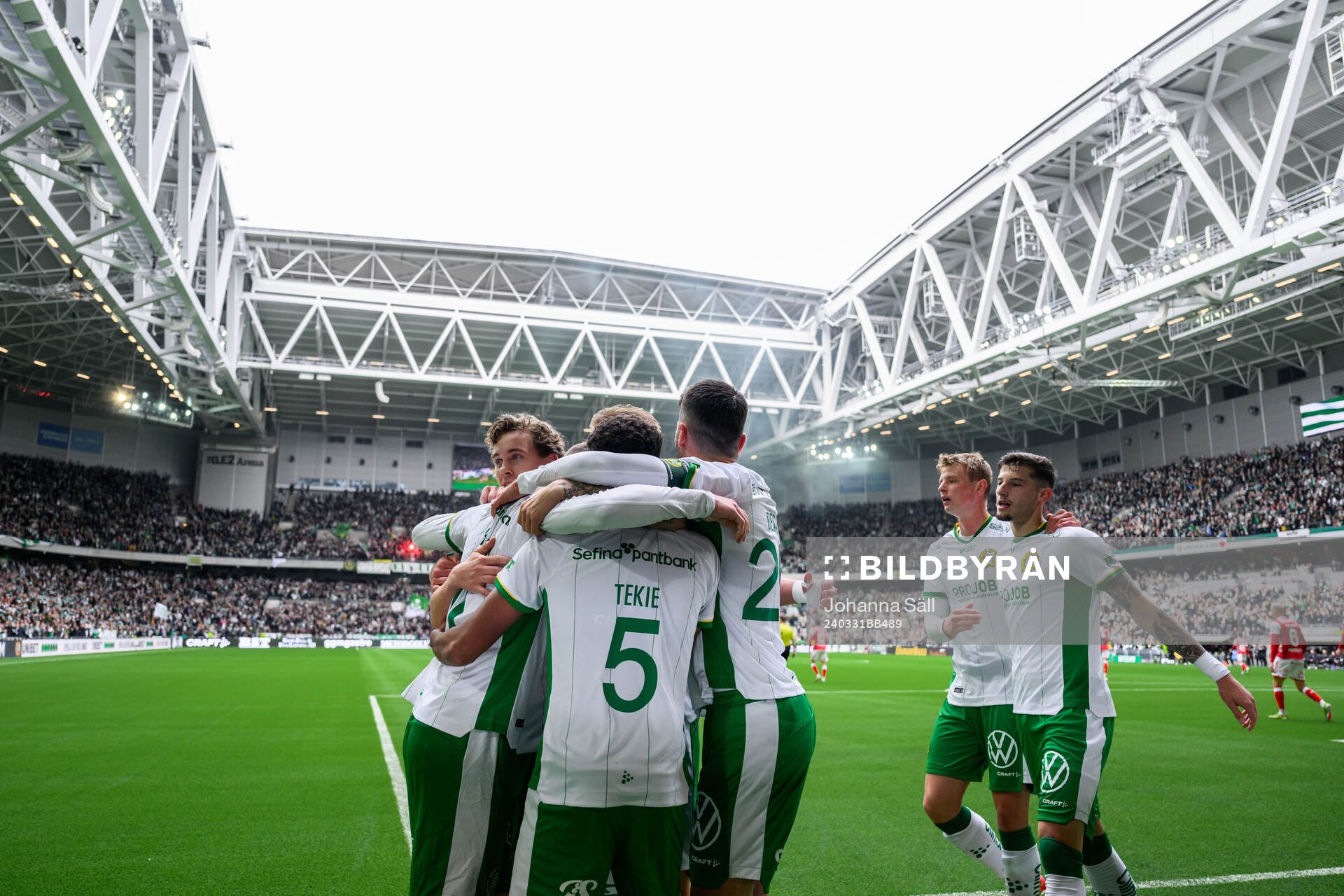 Hammarbys Oscar Johansson Schellhas jublar med lagkamrater