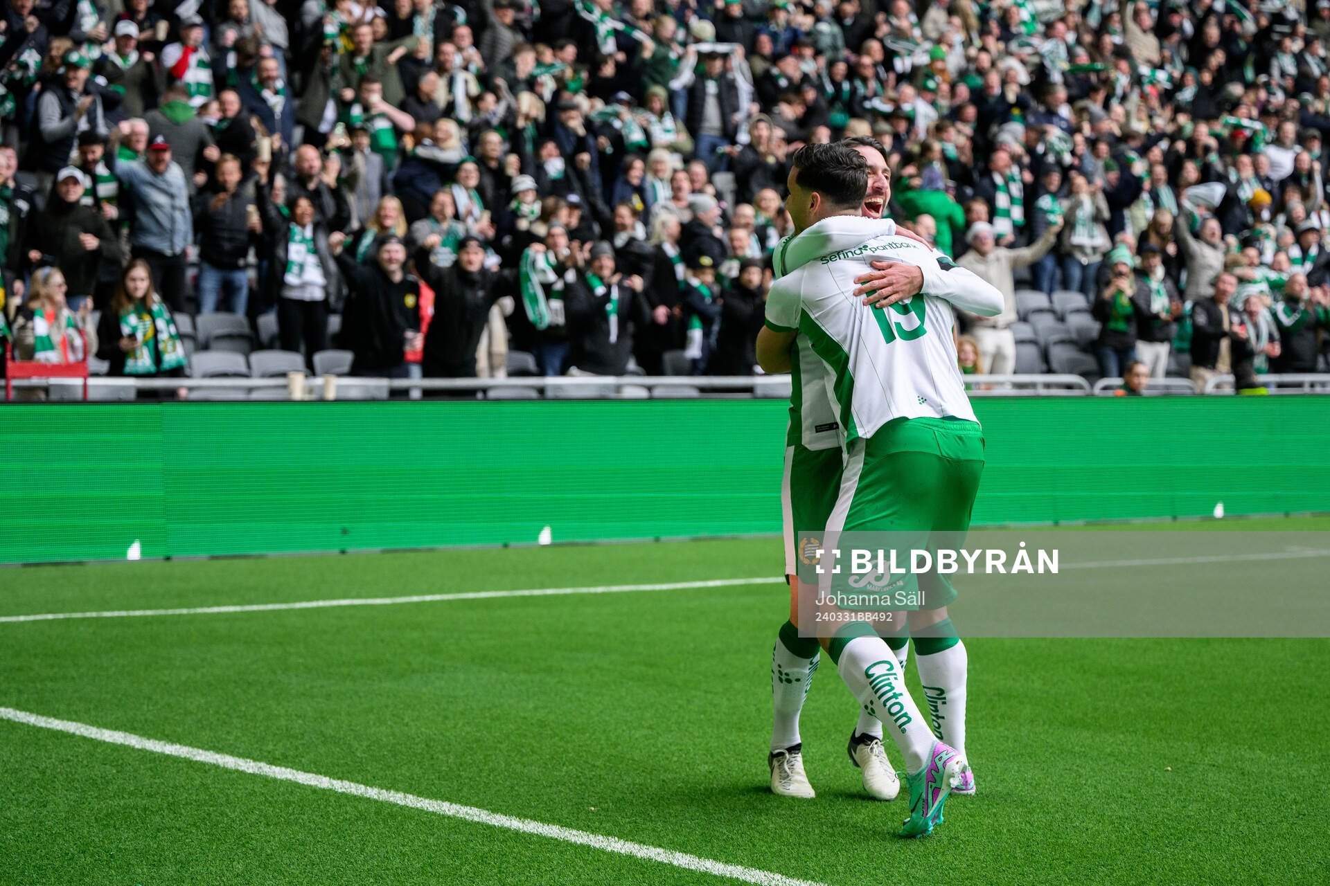 Hammarbys Nahir Besara och Deniz Gul jublar