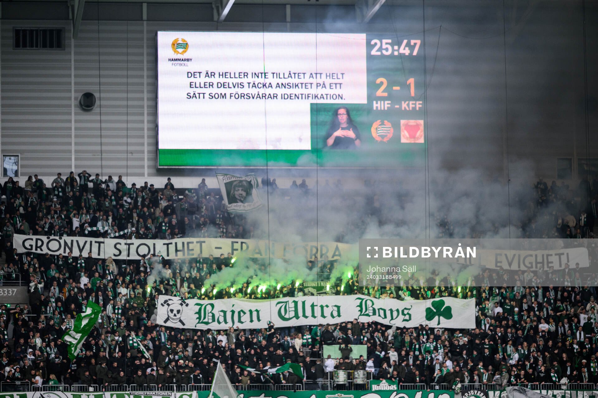 Hammarbys supportrar med bengaler