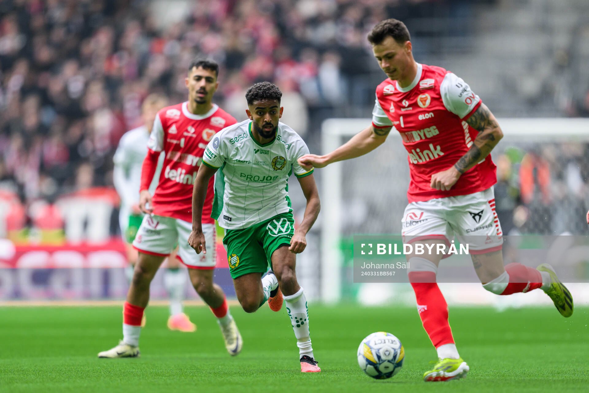 Hammarbys Tesfaldet Tekie och Kalmars Melker Hallberg under fotbollsmatchen i Allsvenskan mellan Hammarby och Kalmar den 31 mars 2024 i Stockholm.