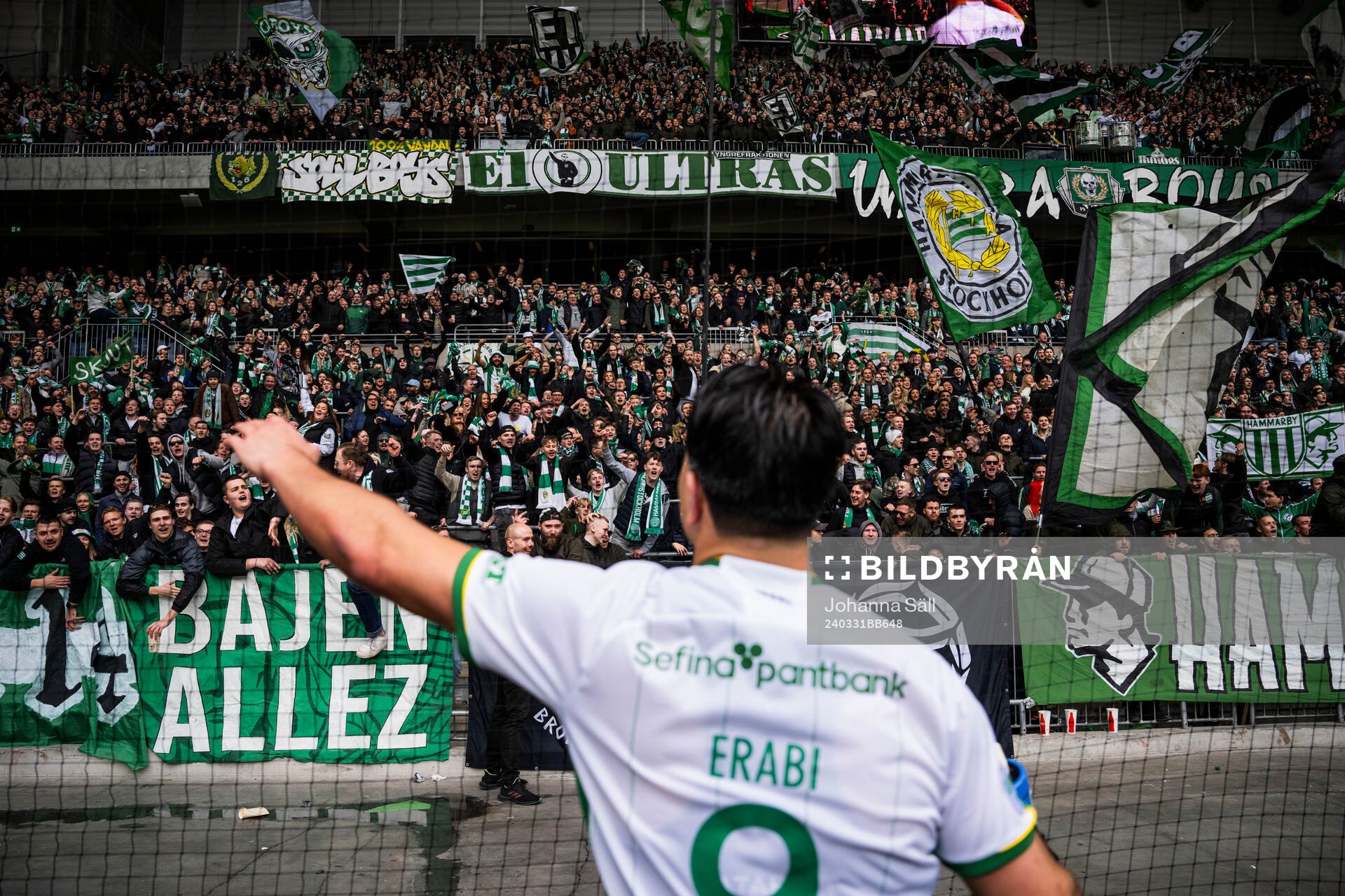 Hammarbys Jusef Erabi jublar med publiken
