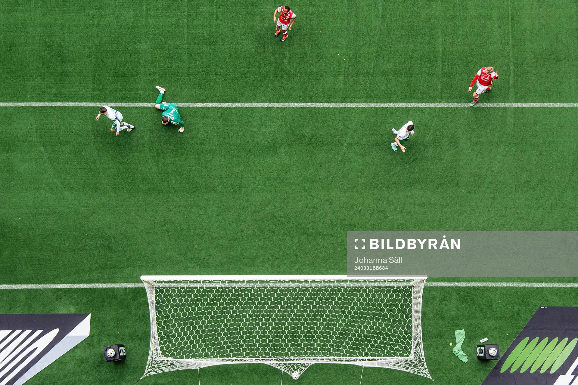 Hammarbys Nahir Besara gör 1-0 bakom Kalmars målvakt