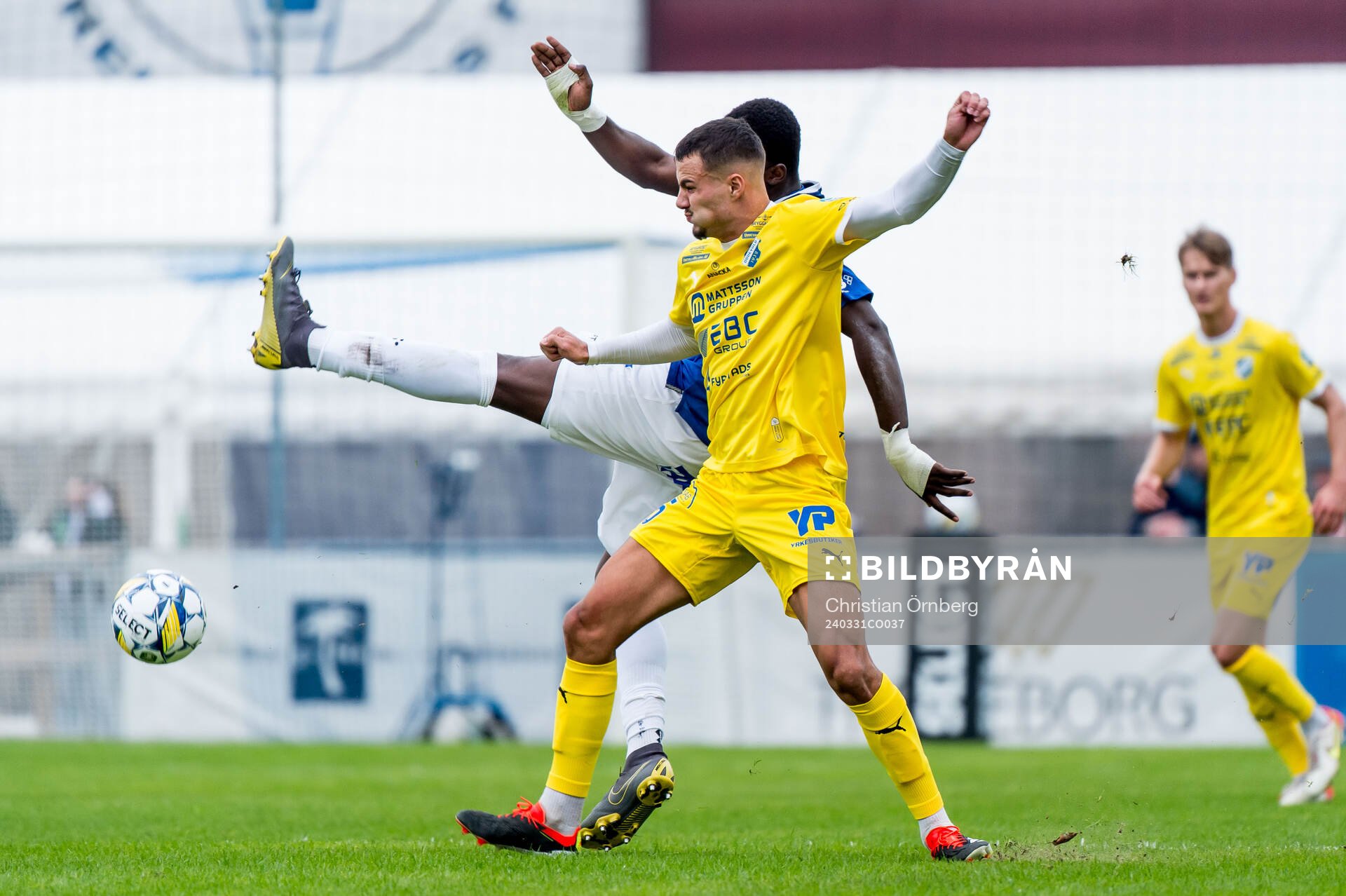 IK Oddevolds Assad Al Hamlawi och Trelleborgs Abel Ogwuche under fotbollsmatchen i Superettan mellan Trelleborg och IK Oddevold den 31 mars 2024 i Trelleborg.