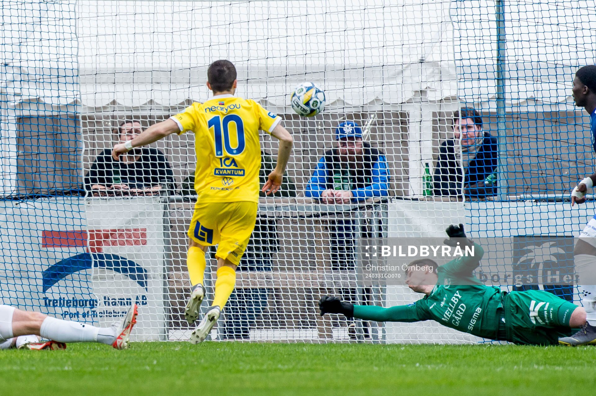 IK Oddevolds Liridon Kalludra och Trelleborgs målvakt Andreas Larsen under fotbollsmatchen i Superettan mellan Trelleborg och IK Oddevold den 31 mars 2024 i Trelleborg. 