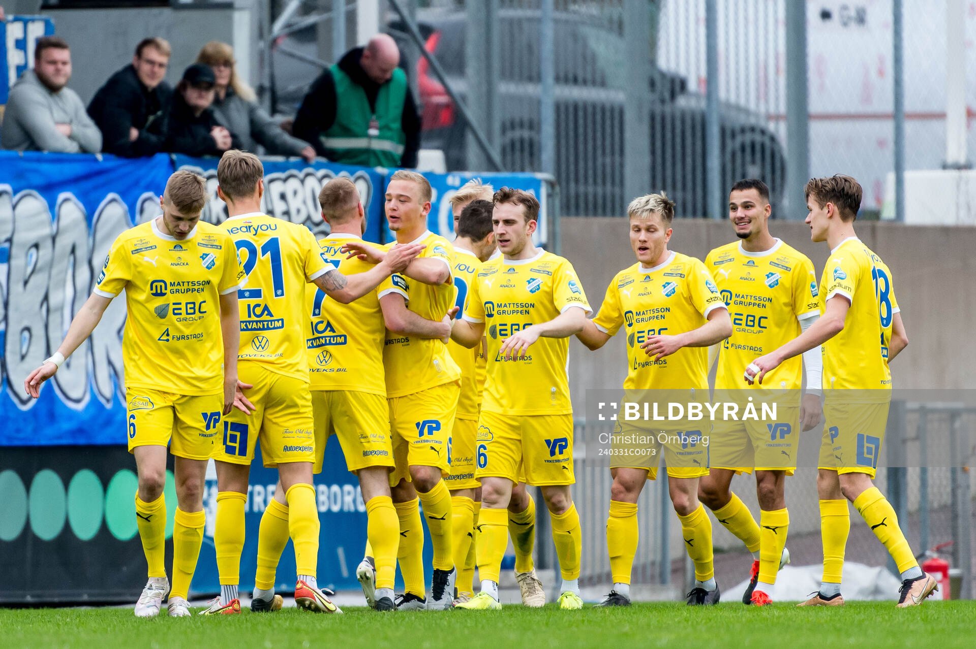 IK Oddevolds spelare jublar efter 1-1 under fotbollsmatchen i Superettan mellan Trelleborg och IK Oddevold den 31 mars 2024 i Trelleborg.