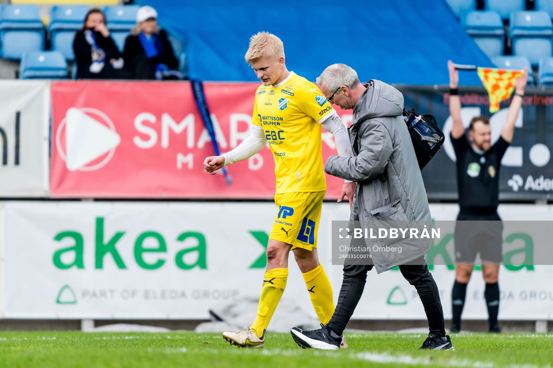 IK Oddevolds Philip Engelbrektsson lämnar planen efter att ha skadat sig under fotbollsmatchen i Superettan mellan Trelleborg och IK Oddevold den 31 mars 2024 i Trelleborg.