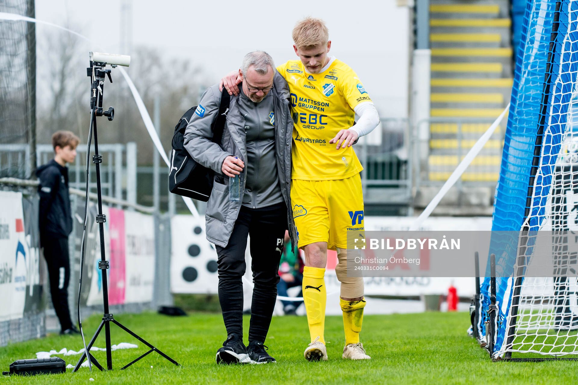 IK Oddevolds Philip Engelbrektsson lämnar planen efter att ha skadat sig under fotbollsmatchen i Superettan mellan Trelleborg och IK Oddevold den 31 mars 2024 i Trelleborg.