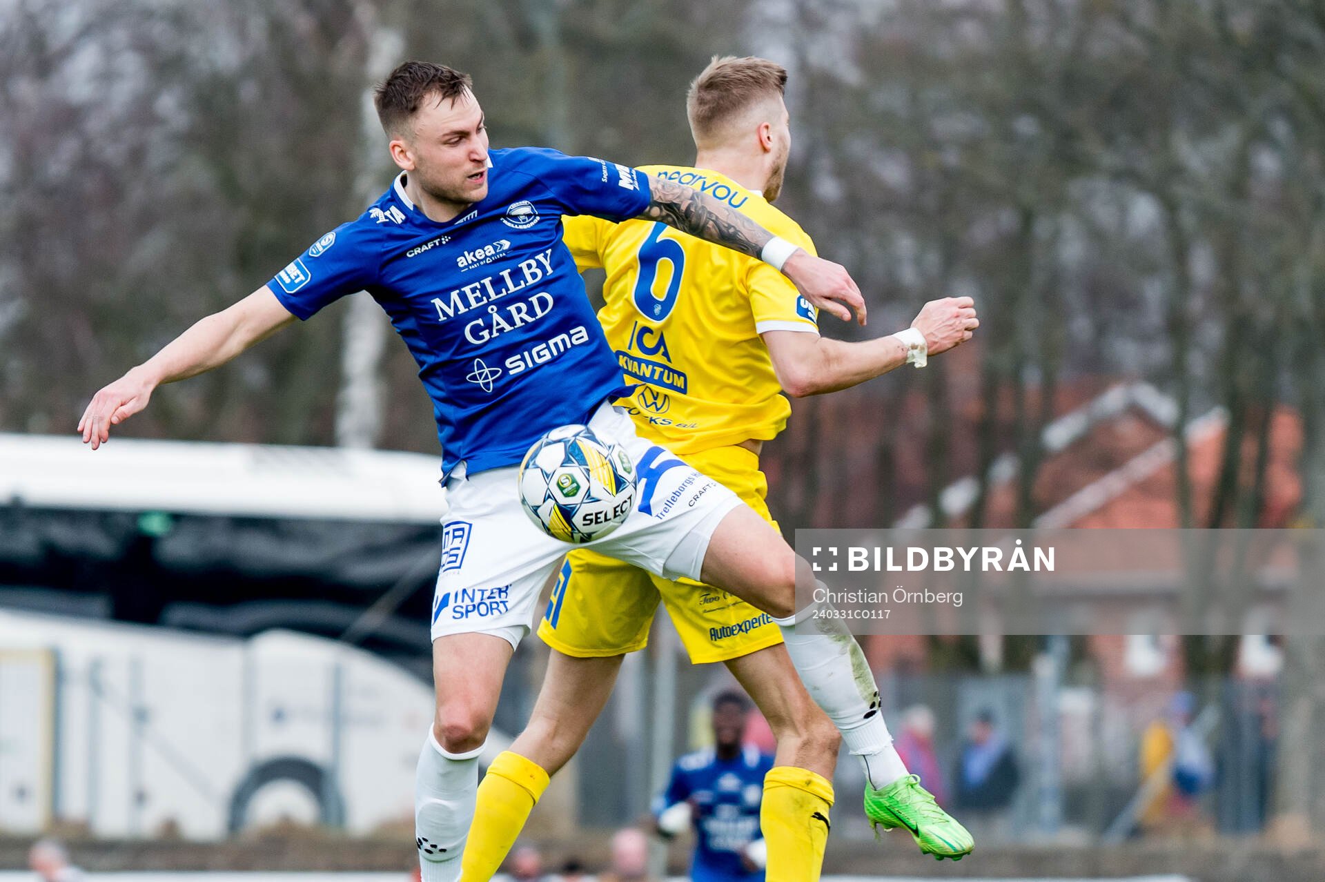 Trelleborgs Filip Bohman och IK Oddevolds Axel Pettersson under fotbollsmatchen i Superettan mellan Trelleborg och IK Oddevold den 31 mars 2024 i Trelleborg.