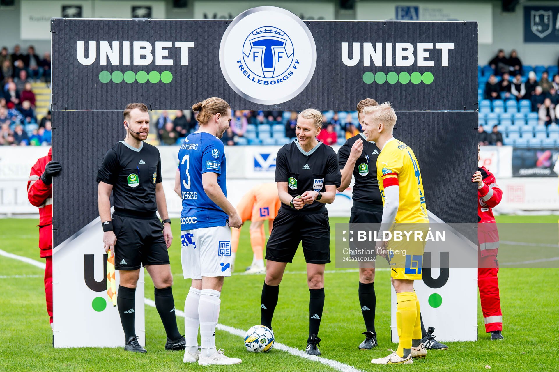 Trelleborgs Charlie Weberg och Domare Tess Olofsson och IK