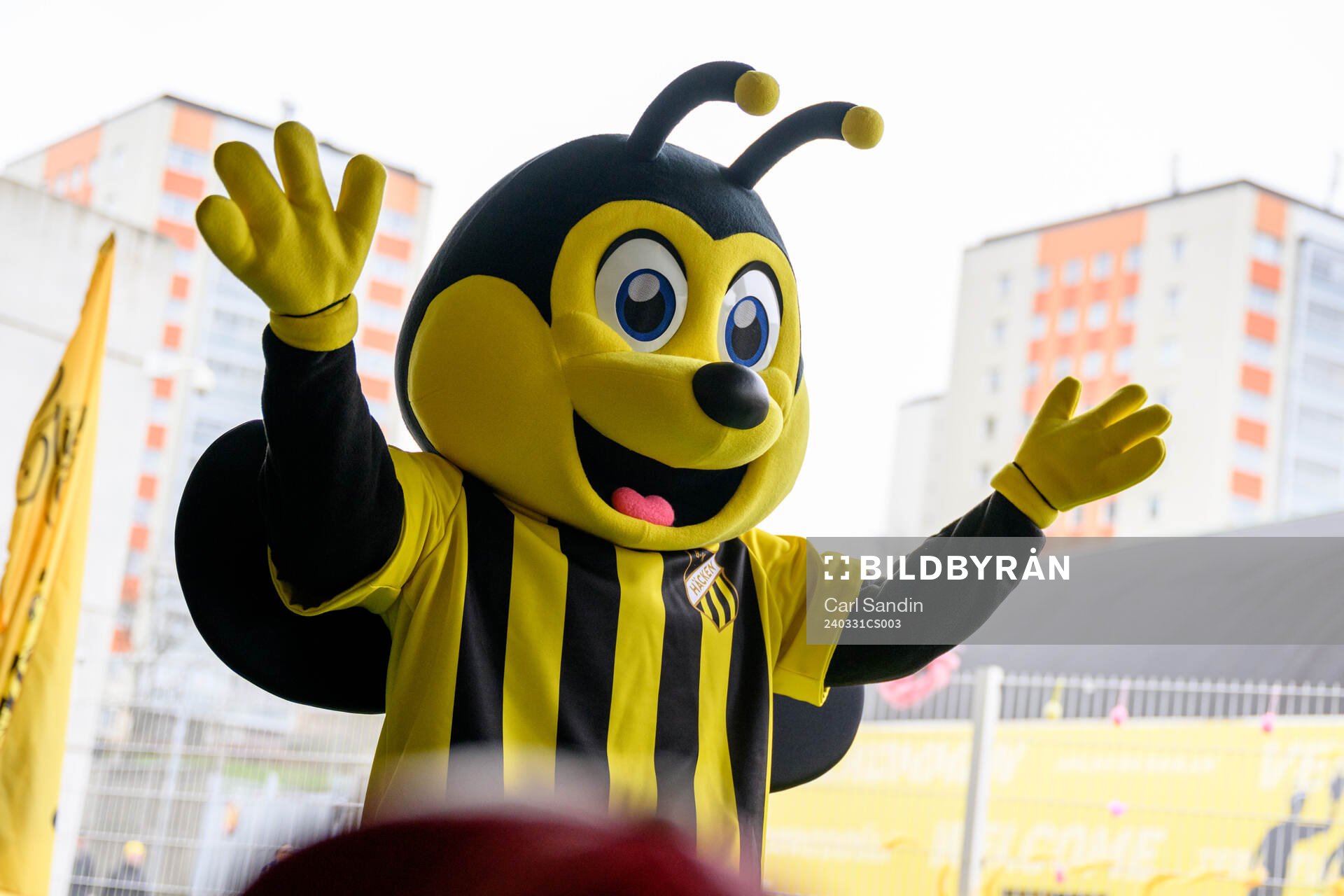 Maskot Stickan inför fotbollsmatchen i Allsvenskan mellan Häcken och Mjällby den 31 mars 2024 i Göteborg. 