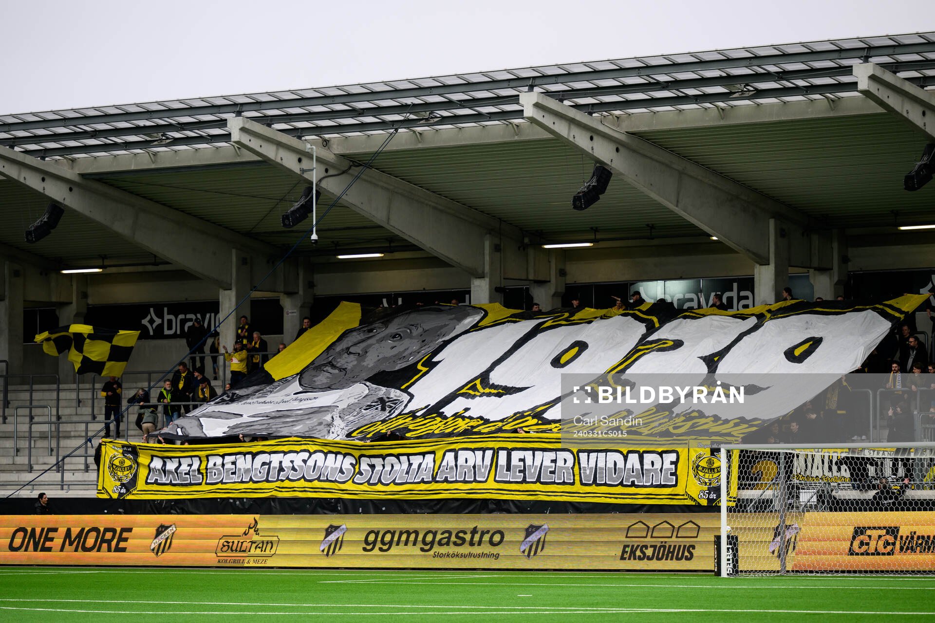 <mj<supportrar med ett tifo