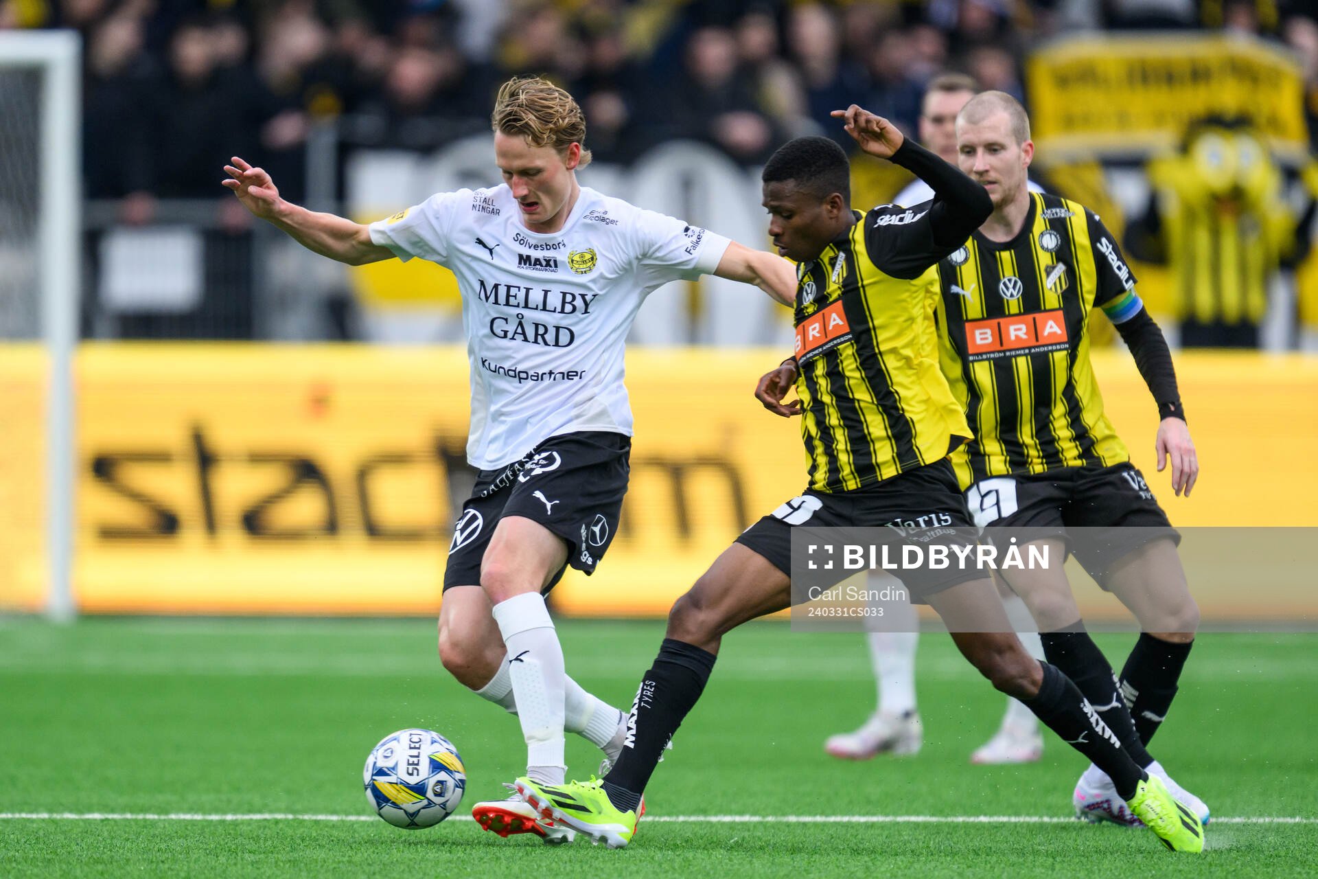 Mjällbys Alexander Johansson och Häckens Akoua Romeo Amane