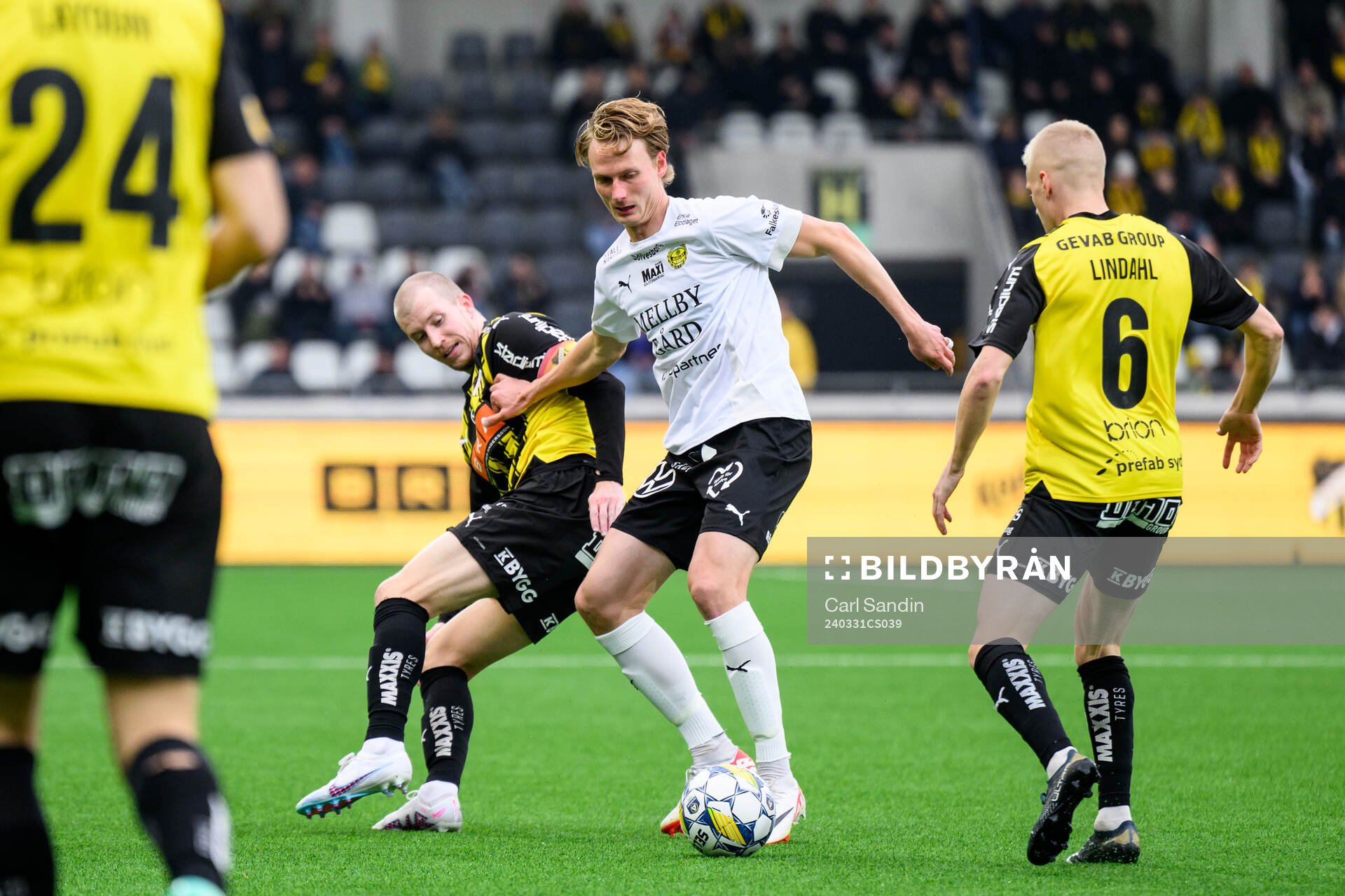 Häckens Simon Gustafson och Mjällbys Alexander Johansson