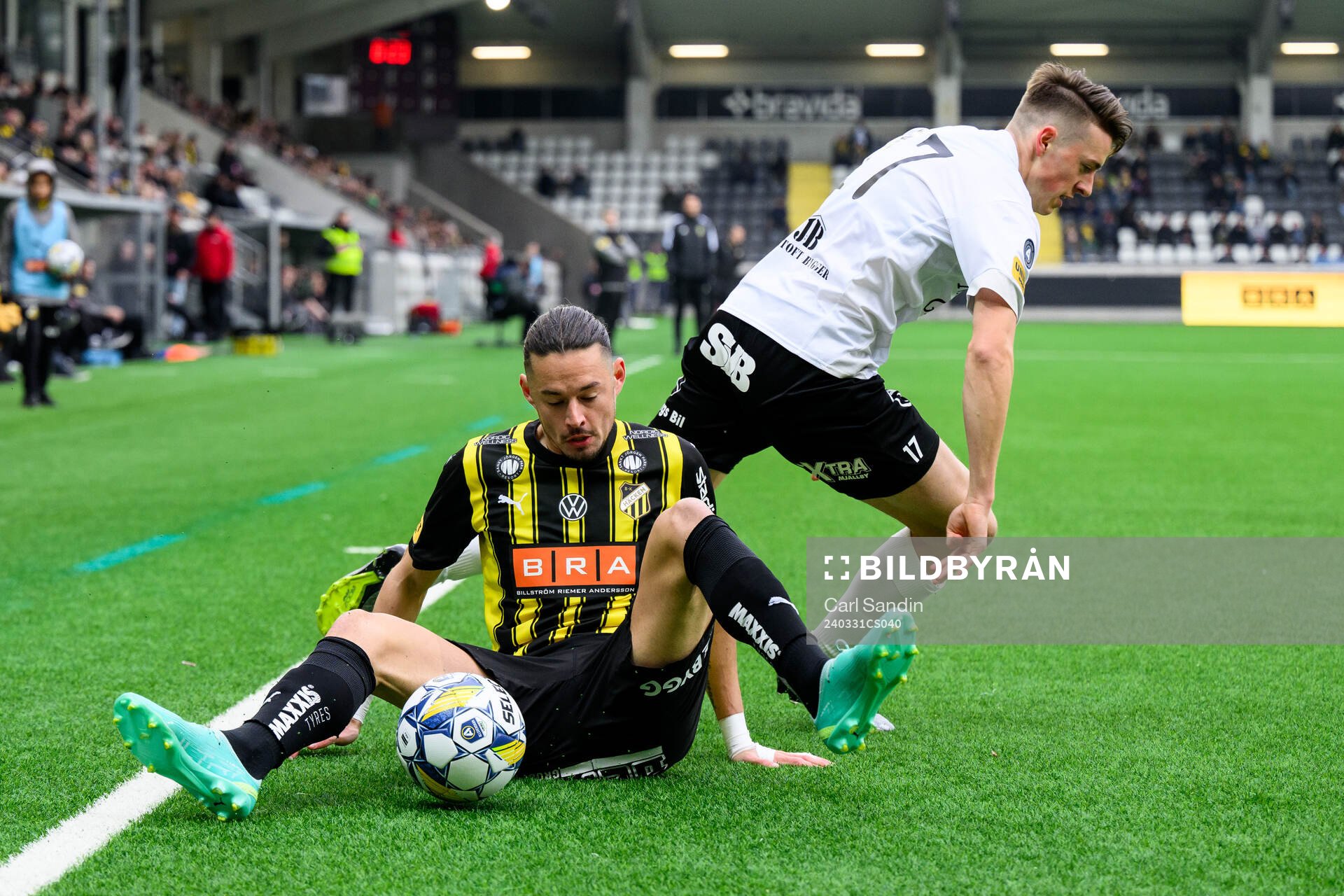 Häckens Amor Layouni och Mjällbys Elliot Stroud