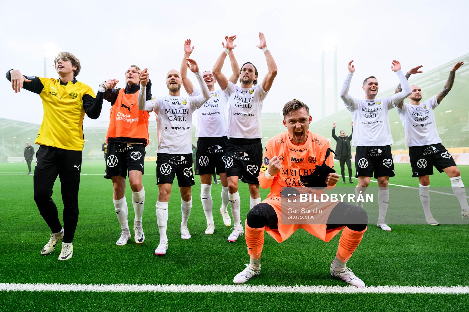 Mjällbys målvakt Noel Törnqvist jublar