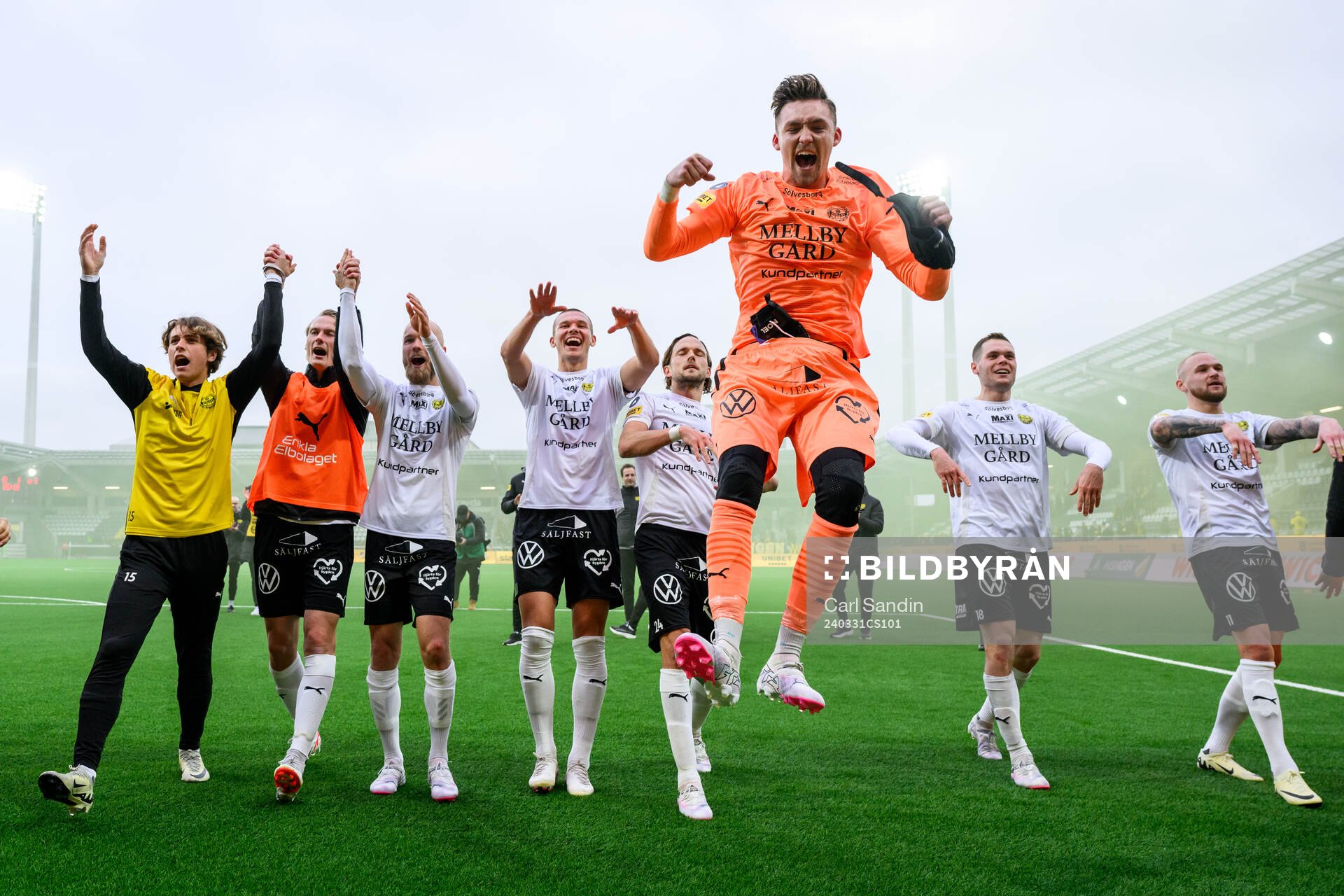 Mjällbys målvakt Noel Törnqvist jublar