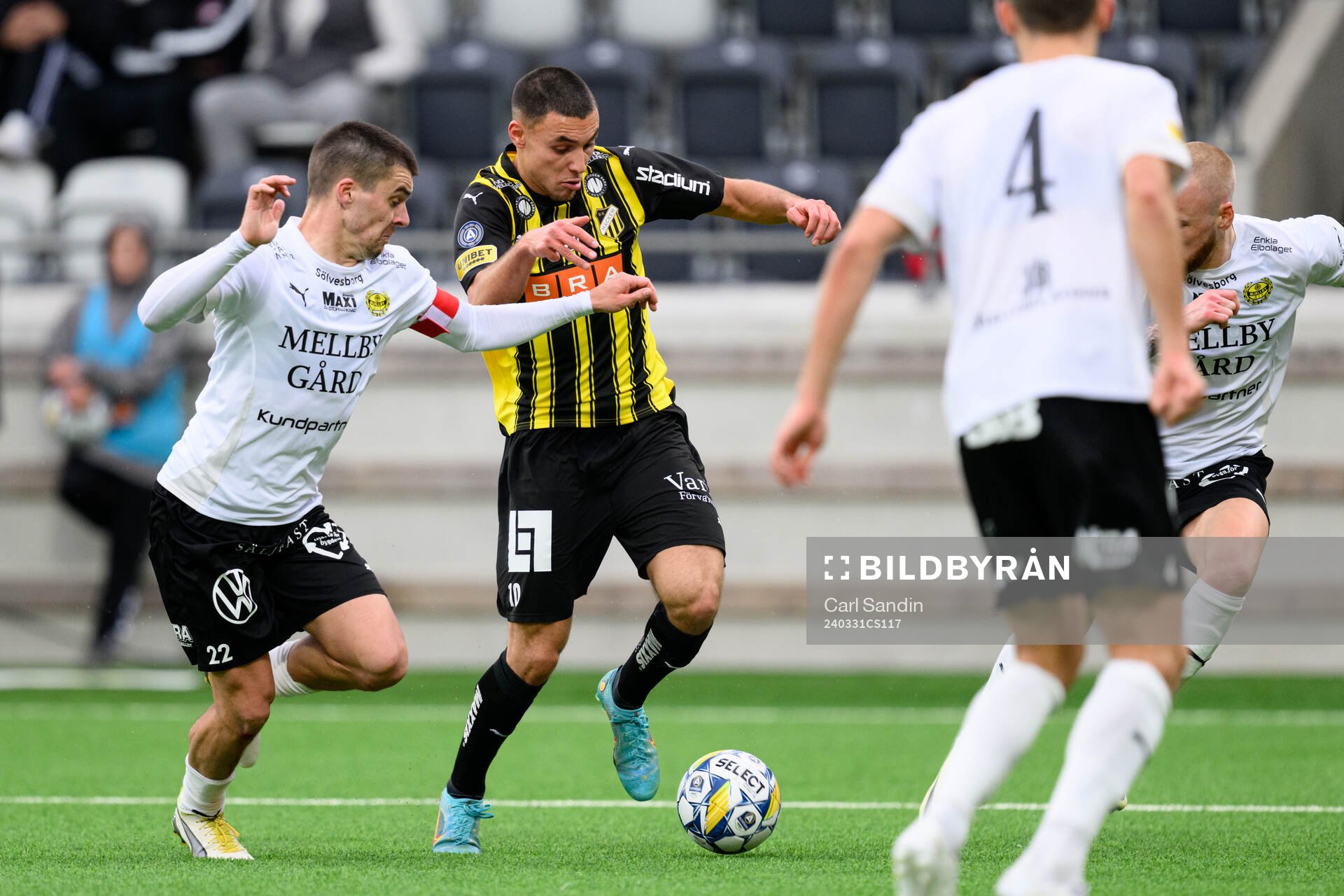 Mjällbys Jesper Gustavsson och Häckens Ali Youssef