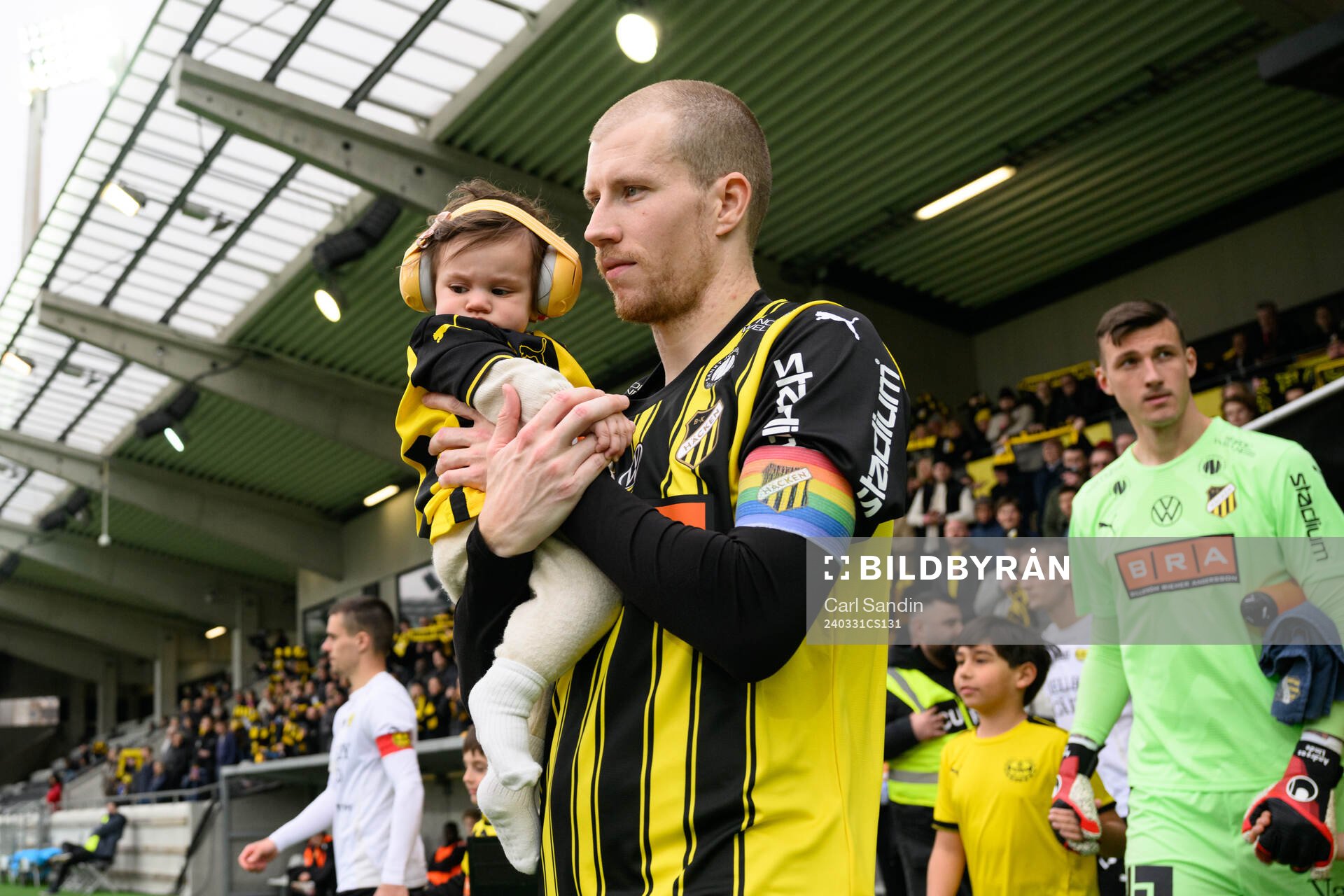 Häckens Simon Gustafson går in på arenan med sin dotter