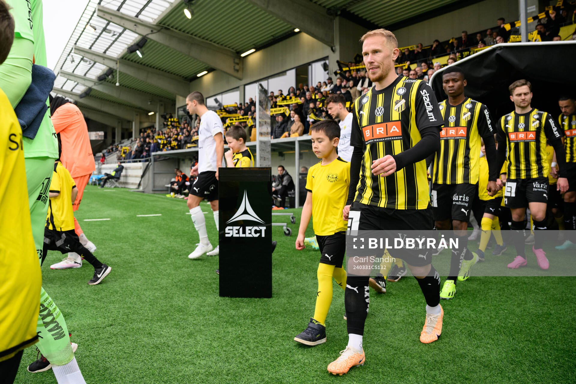 Häckens Mikkel Rygaard Jensen går in på arenan