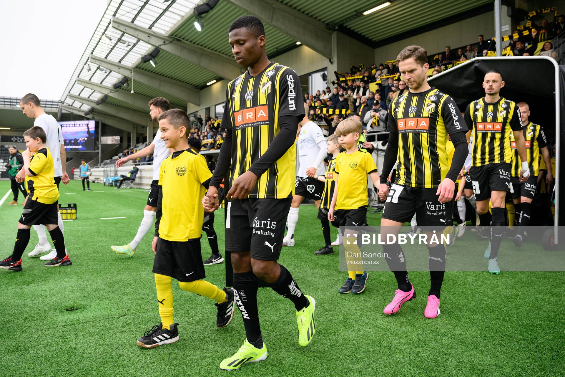 Häckens Akoua Romeo Amane och Adam Lundkvist går in på
