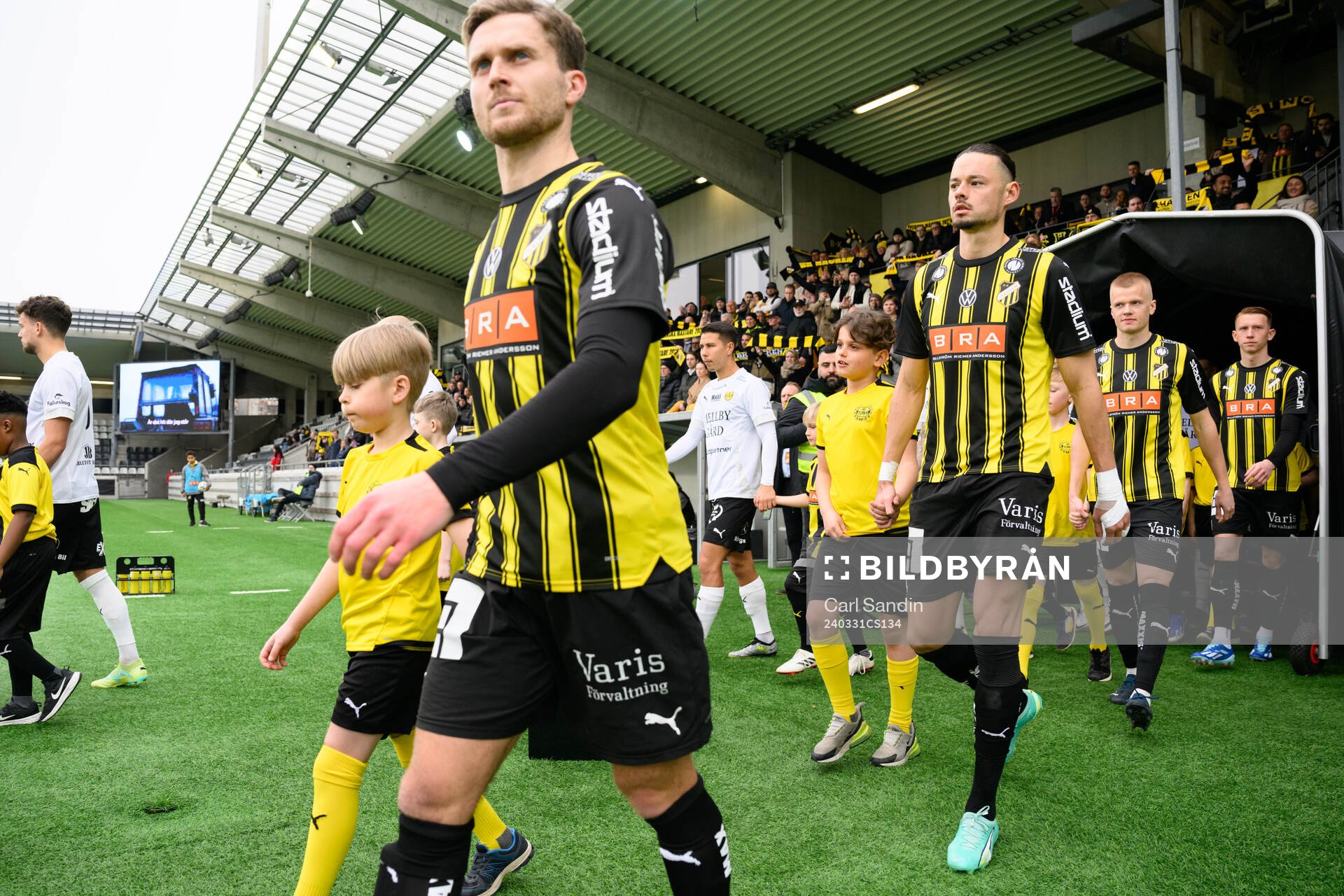 Häckens Adam Lundkvist och Amor Layouni går in på arenan