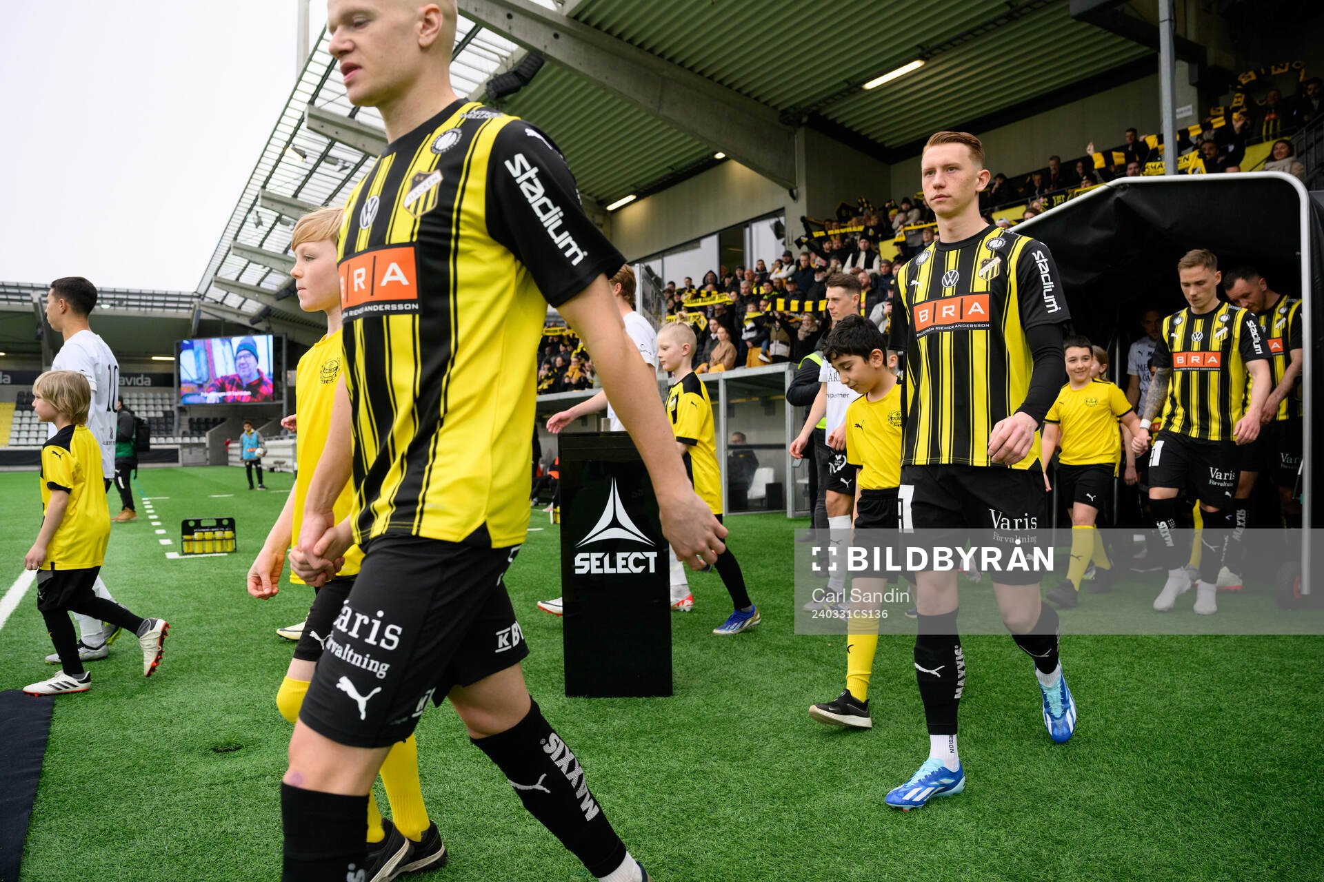Häckens Julius Lindberg går in på arenan