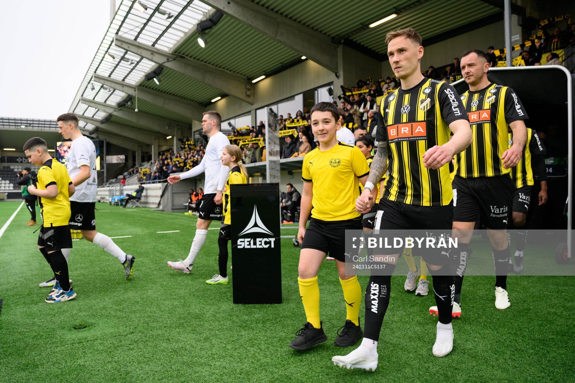 Häckens Jacob Barret Laursen går in på arenan