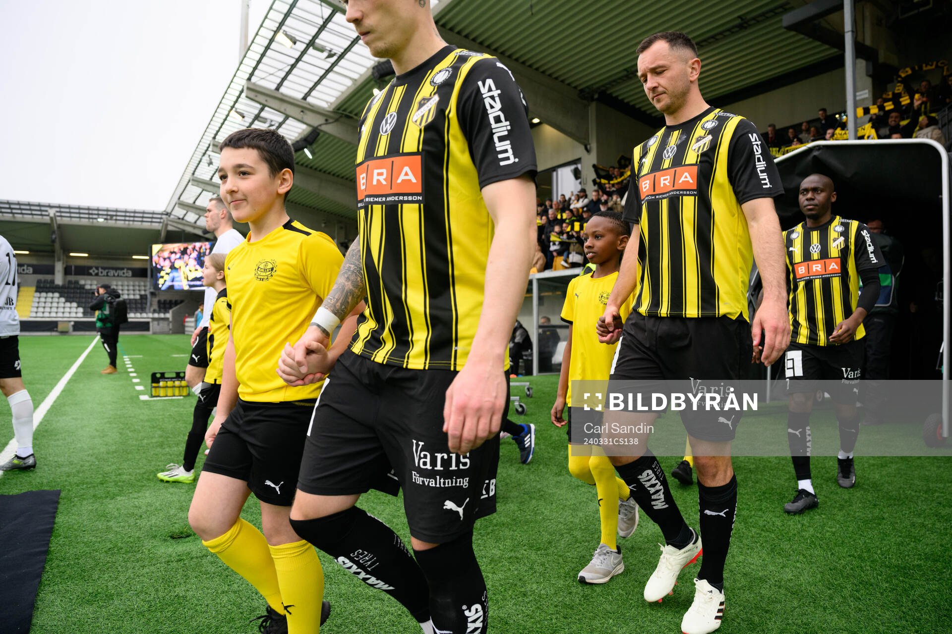 Häckens Even Hovland går in på arenan