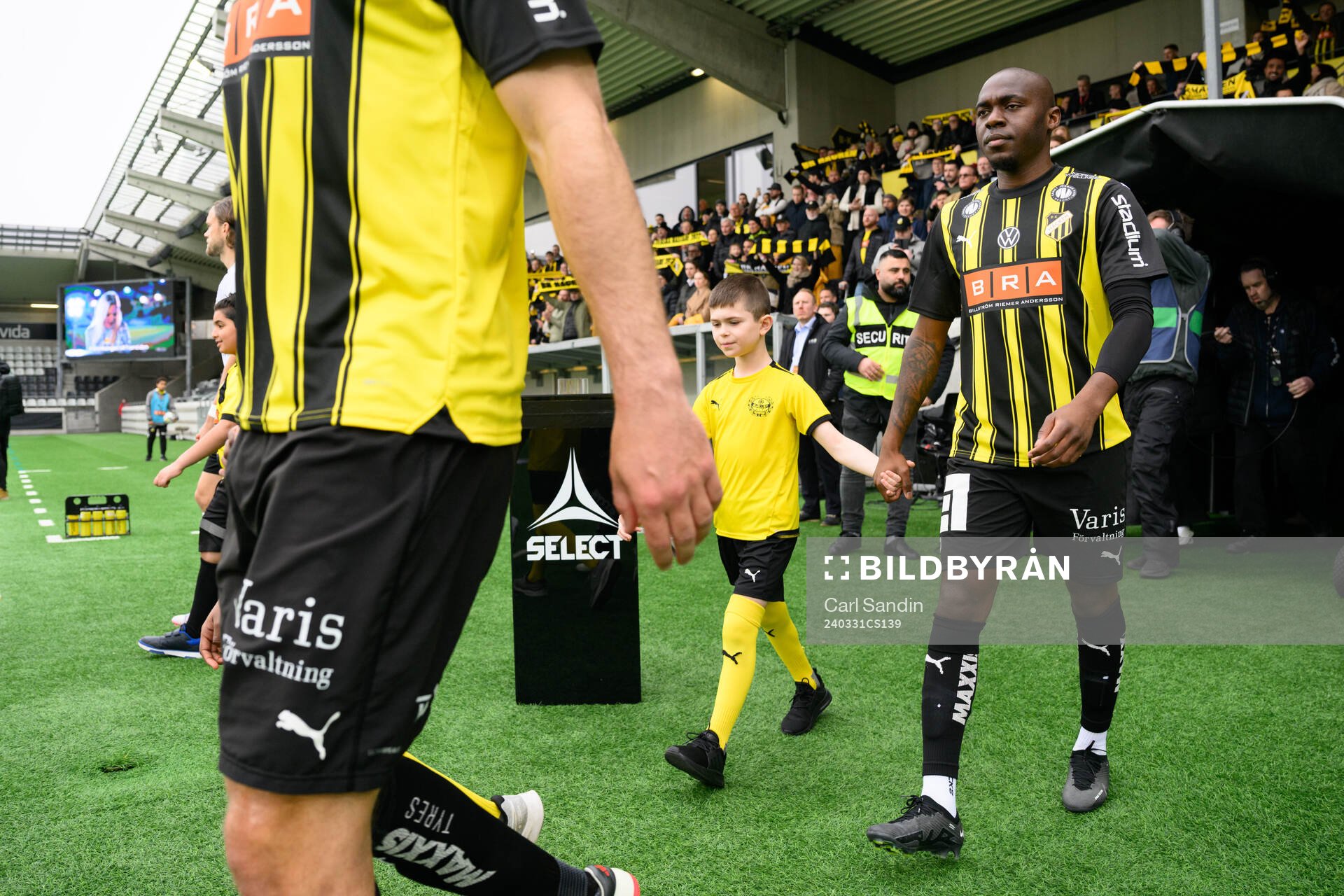 Häckens Edward Chilufya går in på arenan