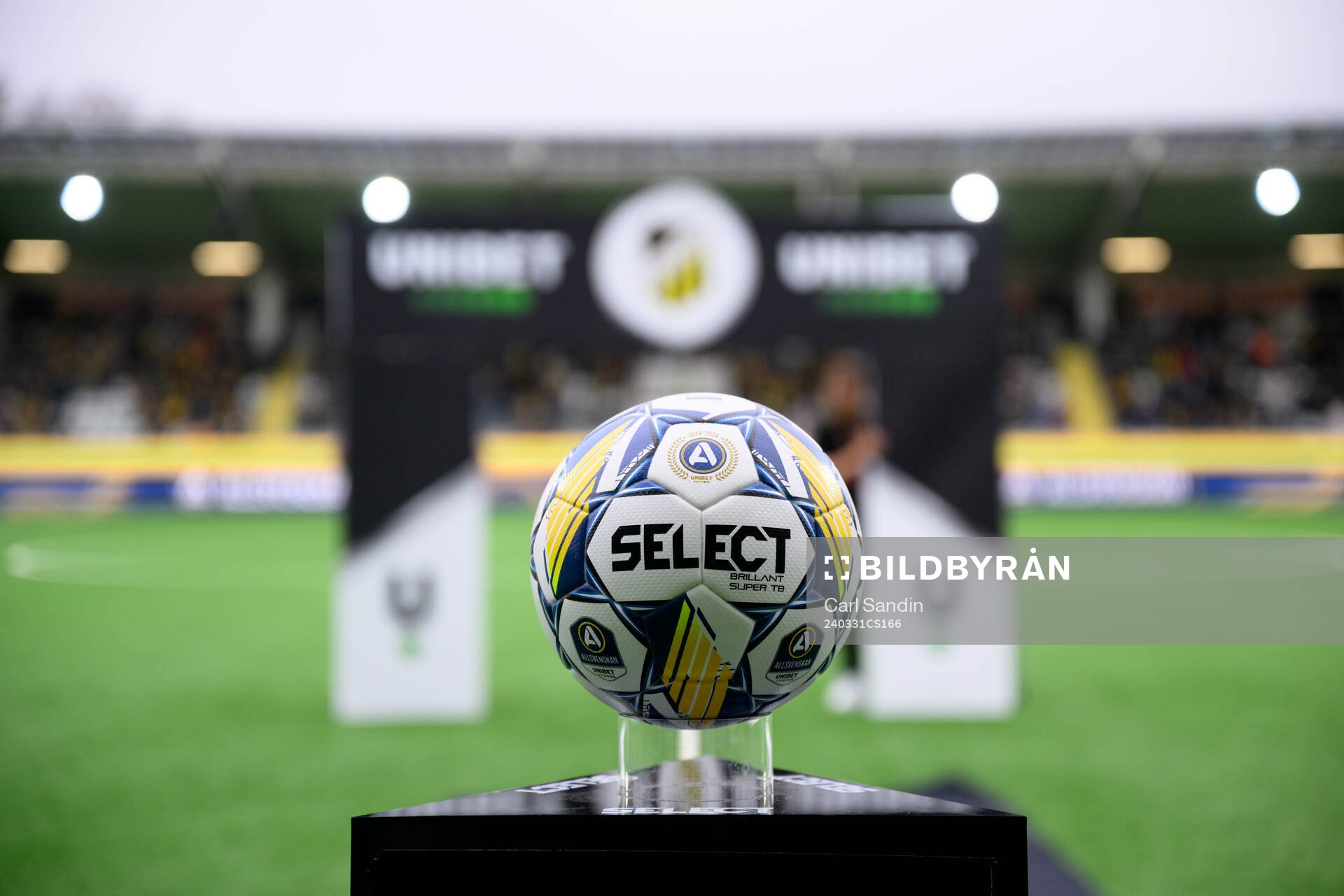 En boll från Select inför under fotbollsmatchen i Allsvenskan mellan Häcken och Mjällby den 31 mars 2024 i Göteborg. 