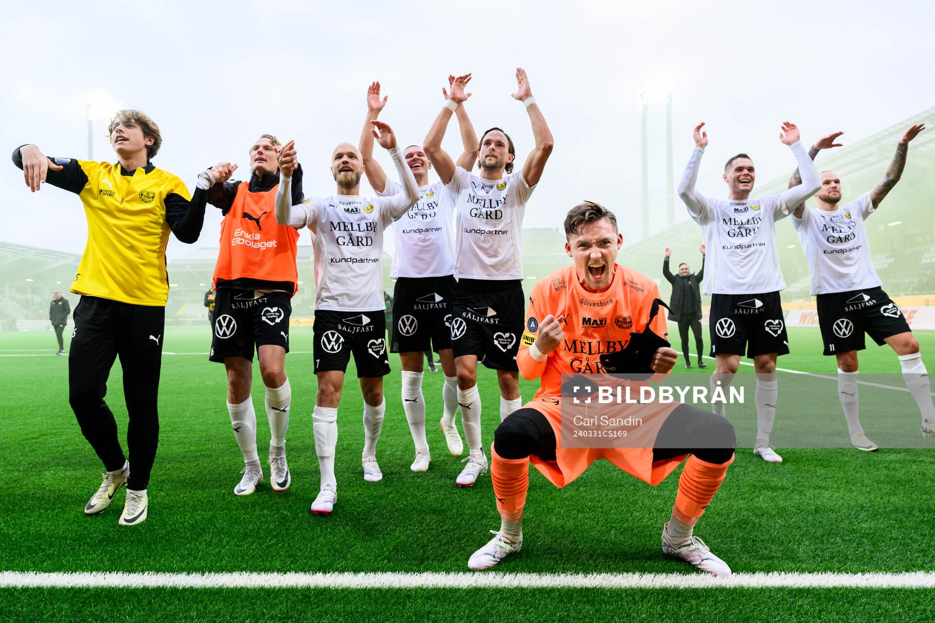 Mjällbys målvakt Noel Törnqvist jublar med lagkamraterna