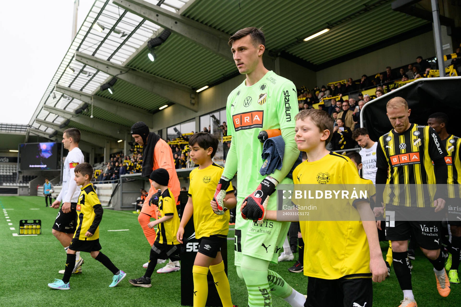 Häckens målvakt Andreas Linde går in på arenan med sin