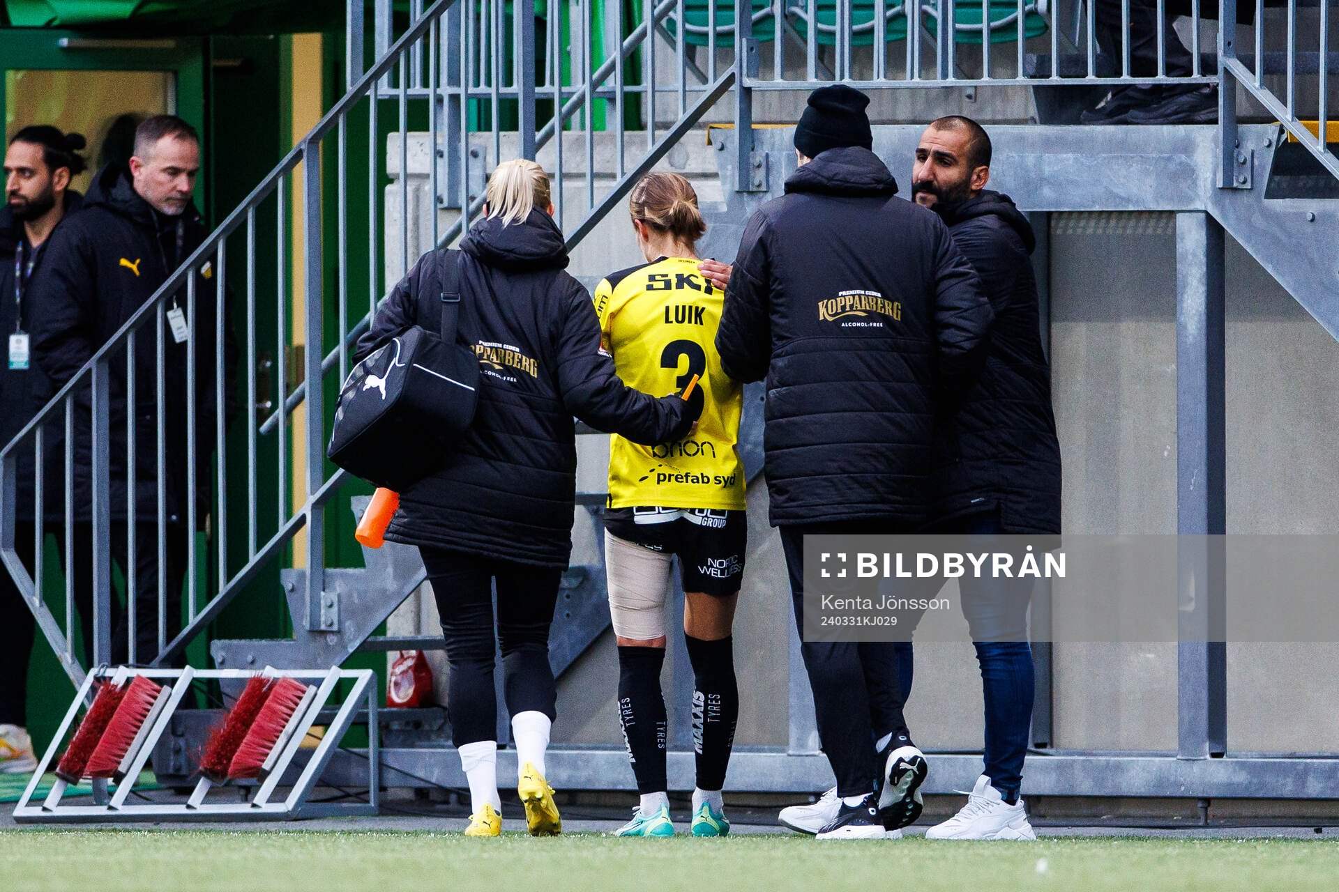 Häckens Aivi Luik lämnar med en skada