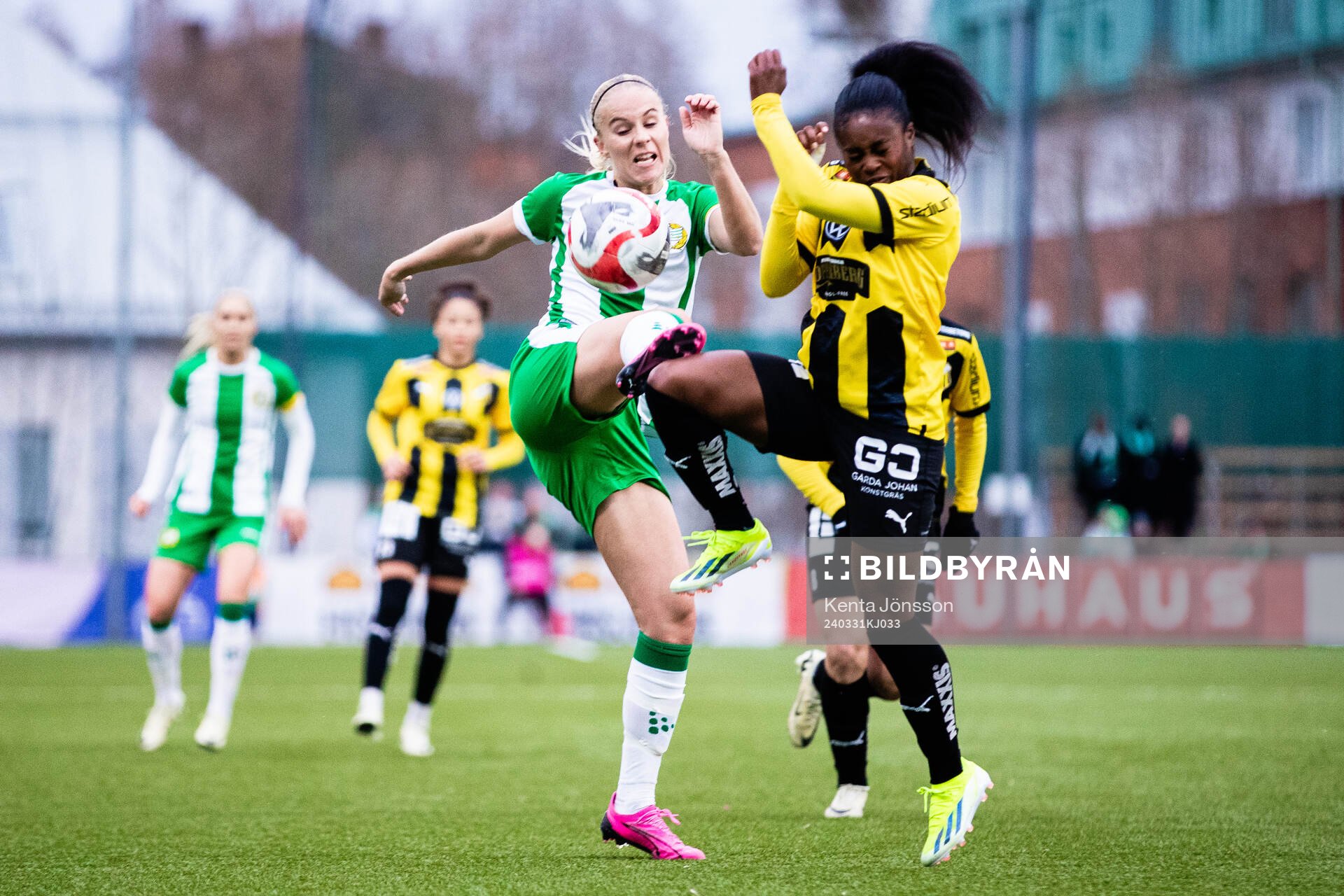 Hammarbys Stina Lennartsson och Häckens Monica Jusu Bah