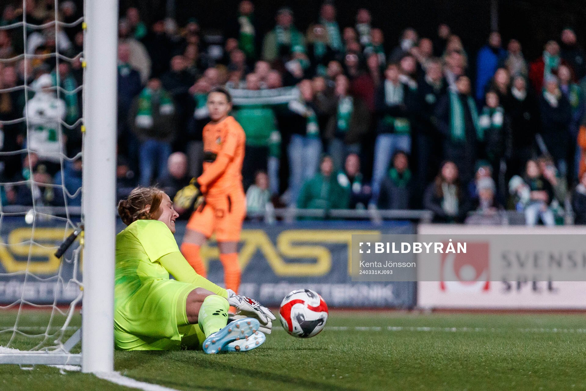 Hammarbys målvakt Anna Tamminen räddar en straffspark